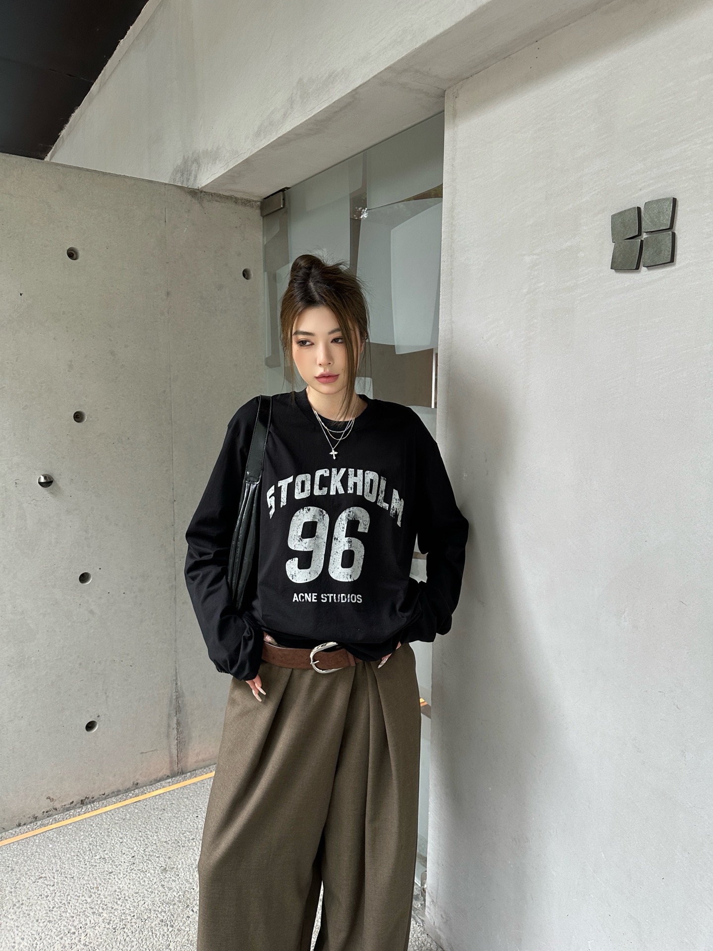 NO:517729,Acne stud*o 25Fw early autumn new style loose wide version wash-print long-sleeved T-shirt丨Exclusive high-end product!  Use skin-friendly and breathable cotton fabric. After special washing, the touch is soft and has a slightly old retro texture. The oversize style is very friendly to all body shapes. The shoulder-falling design and wide body create a casual and relaxed atmosphere. The length of the long sleeves can be stacked at will to create a lazy and cool styling layer. S/M/L is available in stock, acne studios, versace, tees, t-shirt, alexander wang19860909Acne stud*o 25Fw早秋新款 宽松阔版洗水印花长袖T恤丨独家高版出品！选用亲肤透气的棉感面料,经过特殊洗水处理后,手感柔软且带有轻微做旧的复古肌理,oversize的版型对各种身形都很友好,落肩设计与阔大的衣身营造出随性松弛的氛围感,长袖长度可随意堆叠,打造慵懒潮酷的造型层次.现货发售S/M/L,,acne studios,versace,tees，t-shirt,alexander wang,Women's clothing