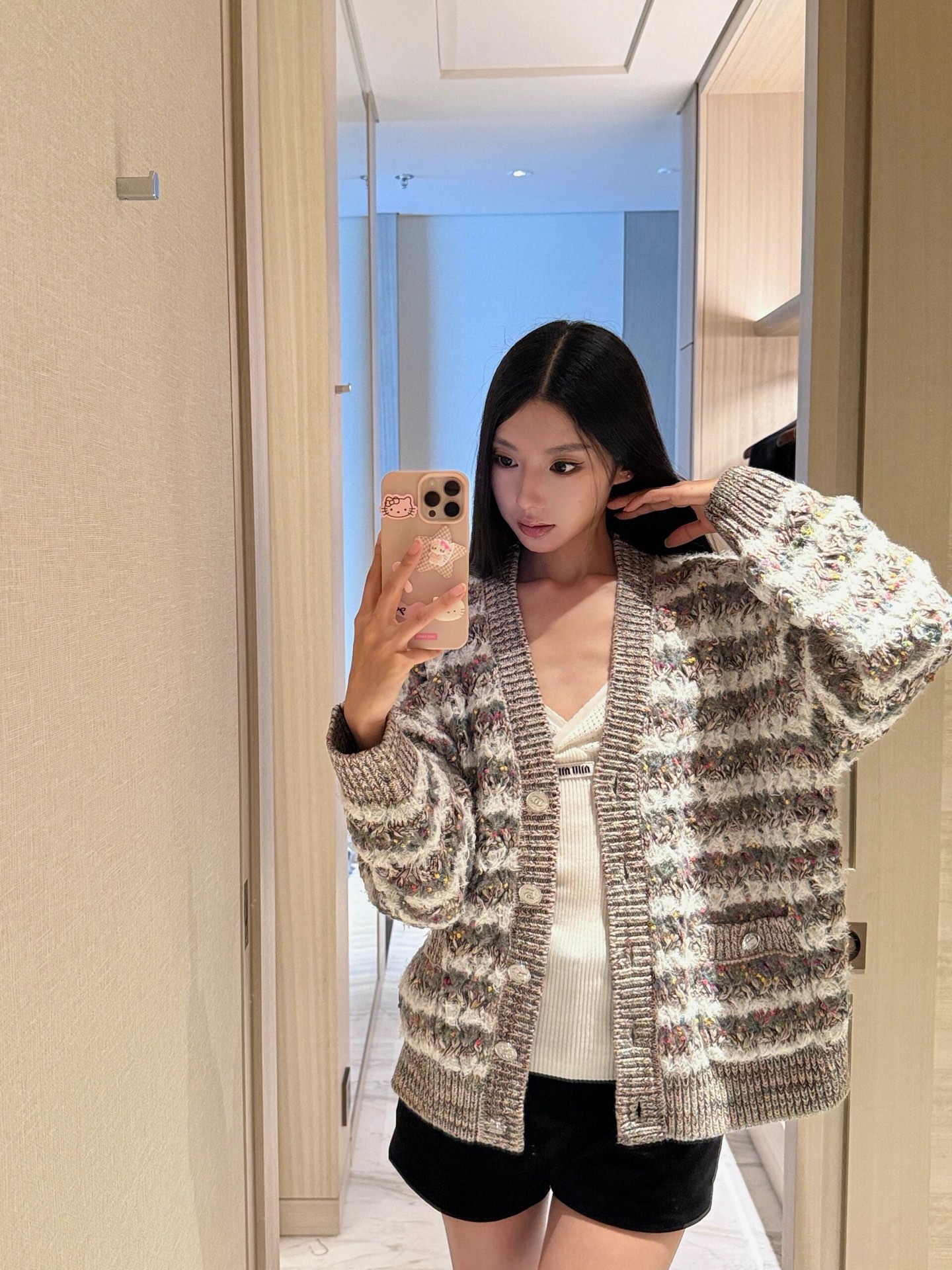 NO:517830,Chane* 25B high-end handicraft workshop series new models hollow heavy industry hook-up V-neck loose knitted cardigan丨Exclusive yb development!  High-end production!  Using high-end wool blend fabric, through the double carving of heavy-industry crochet and hollowing technology, each inch of fabric seems to be a three-dimensional painting drawn by an artist with a needle pen. The texture of the crochet is rich, and the hollow design flows delicate changes in light and dark under the light and shadow. The softness of the wool and the clever craftsmanship are intertwined, which not only ensures the warmth of autumn and winter, but also gives the outfit a strong sense of visual art. S/M/L on sale in stock, chanel, alexander wang19860909Chane* 25B高级手工坊系列新款 镂空重工钩花V领宽松针织开衫丨独家yb开发！高版出品！采用高级羊毛混纺面料,经过重工钩花与镂空工艺的双重雕琢,每一寸织物都仿佛是艺术家用针笔绘制的立体画作.钩花的纹理层次丰富,镂空设计在光影下流转着细腻的明暗变化,羊毛的柔软与工艺的挺括交织,既保证了秋冬的保暖性,又赋予穿搭极强的视觉艺术感.现货发售S/M/L,,chanel,alexander wang,Women's clothing