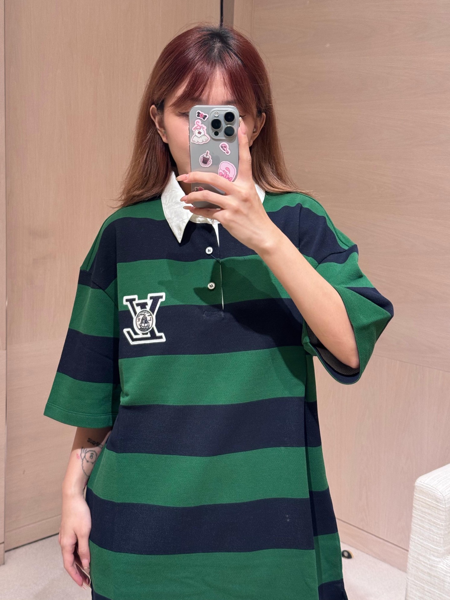 NO:534169,LouisVuitto* 25Fw early autumn new style contrasting striped short-sleeved Polo shirt丨Exclusive high-end production!  Selected texture Polo fabric, crisp and breathable; oversize shoulder-drop style, compatible with diverse figures, creating a casual and unrestrained slack; white lapel details, embroidered LV letter badge on the front chest, integrating the brand's classic sailing elements, embroidered by the brand, embodying the brand's historical heritage; white sailing pattern printing on the back continues the core of the 'travel spirit' and injects artistic sense into the retro silhouette; S/M/L is available in stock, louis vuitton,louis vuitton,versace,T-shirt,alexander wang19860909LouisVuitto* 25Fw早秋新款 撞色条纹短袖Polo衫丨独家高版出品！甄选质感 Polo 面料,挺括透气；oversize 落肩版型,兼容多元身材,打造随性不随意的松弛感；白色翻领细节,前胸刺绣LV字母徽章,融合品牌经典帆船元素,将品牌历史底蕴具象化；后背白色帆船图案印花,延续“旅行精神”内核,为复古廓形注入艺术感；现货发售S/M/L,,louis vuitton,louis vuitton,versace,T-shirt,alexander wang,Women's clothing