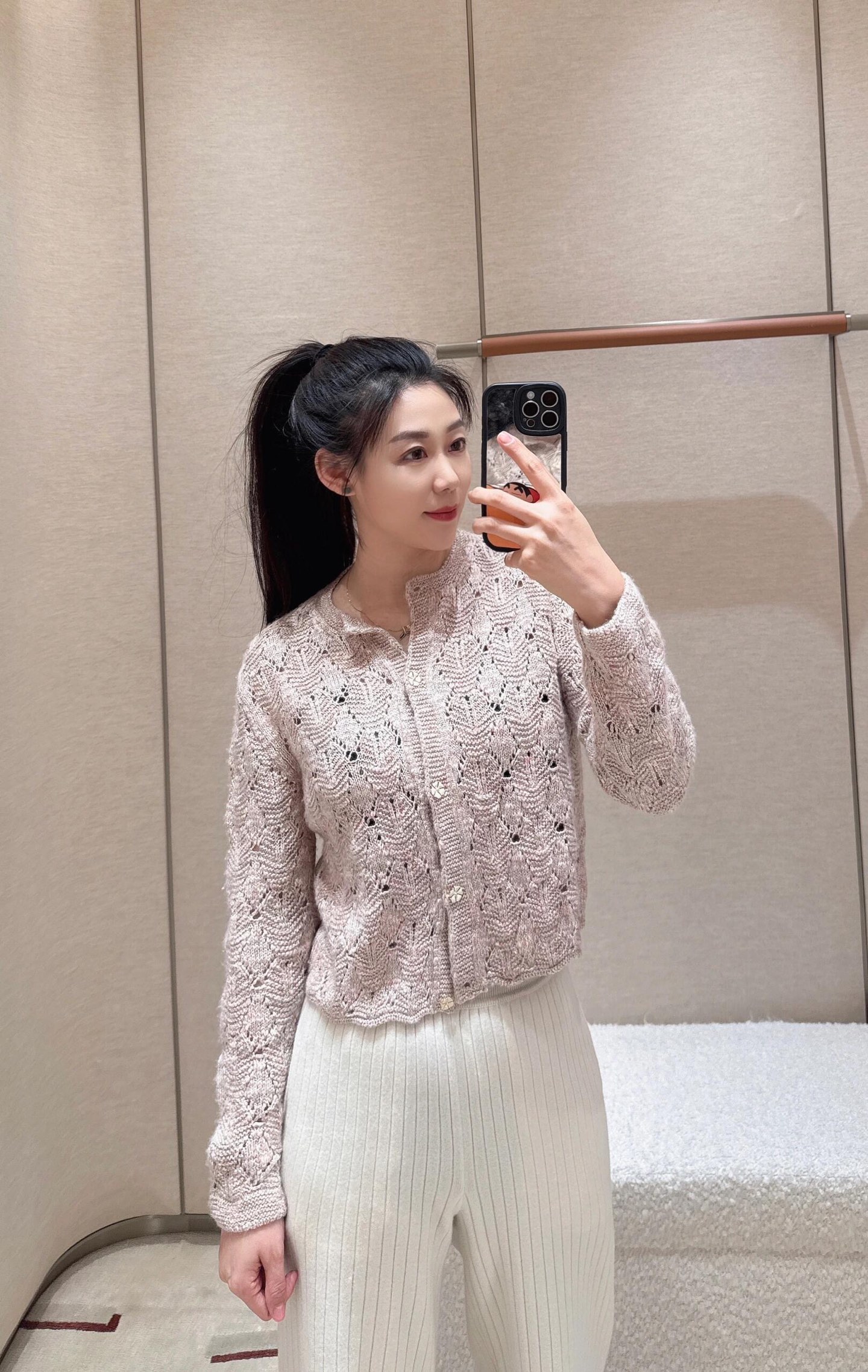 NO:534219,LoroPiana 25Fw early autumn new style old Qian style pink crochet knitted cardigan | exclusive yb development!  High-end production!  Select the brand's signature delicate yarn, and woven with a hand-crafted crochet craft to create a full diamond-shaped hollow texture. Each needle exudes the exquisite temperature of Italian craftsmen. The soft nude pink tone is like roses in the morning mist, with its own 'noble and not ostentatious' old-fashioned temperament. The cardigan is neat and short, just outlines the waistline, and is suitable for various layering scenes. Wearing a white shirt inside is the exquisite and relaxed workplace, and the suspenders and wide-leg pants is the luxury and casualness of the vacation style. S/M/L is available in stock, loro piana, shirts, alexander wang19860909LoroPiana 25Fw早秋新款 老钱风粉色钩花针织开衫丨独家yb开发！高版出品！甄选品牌标志性的细腻纱线,以手工感钩花工艺织就满幅菱形镂空纹理,每一针都透着意式匠人的精工温度.柔和的裸粉色调如晨雾中的玫瑰,自带“显贵不张扬”的老钱气质,开衫版型利落短款,恰好勾勒腰线,适配各种叠穿场景——内搭白衬衫是职场的精致松弛,配吊带与阔腿裤则是度假风的奢雅随性.现货发售S/M/L,,loro piana,shirts,alexander wang,Women's clothing