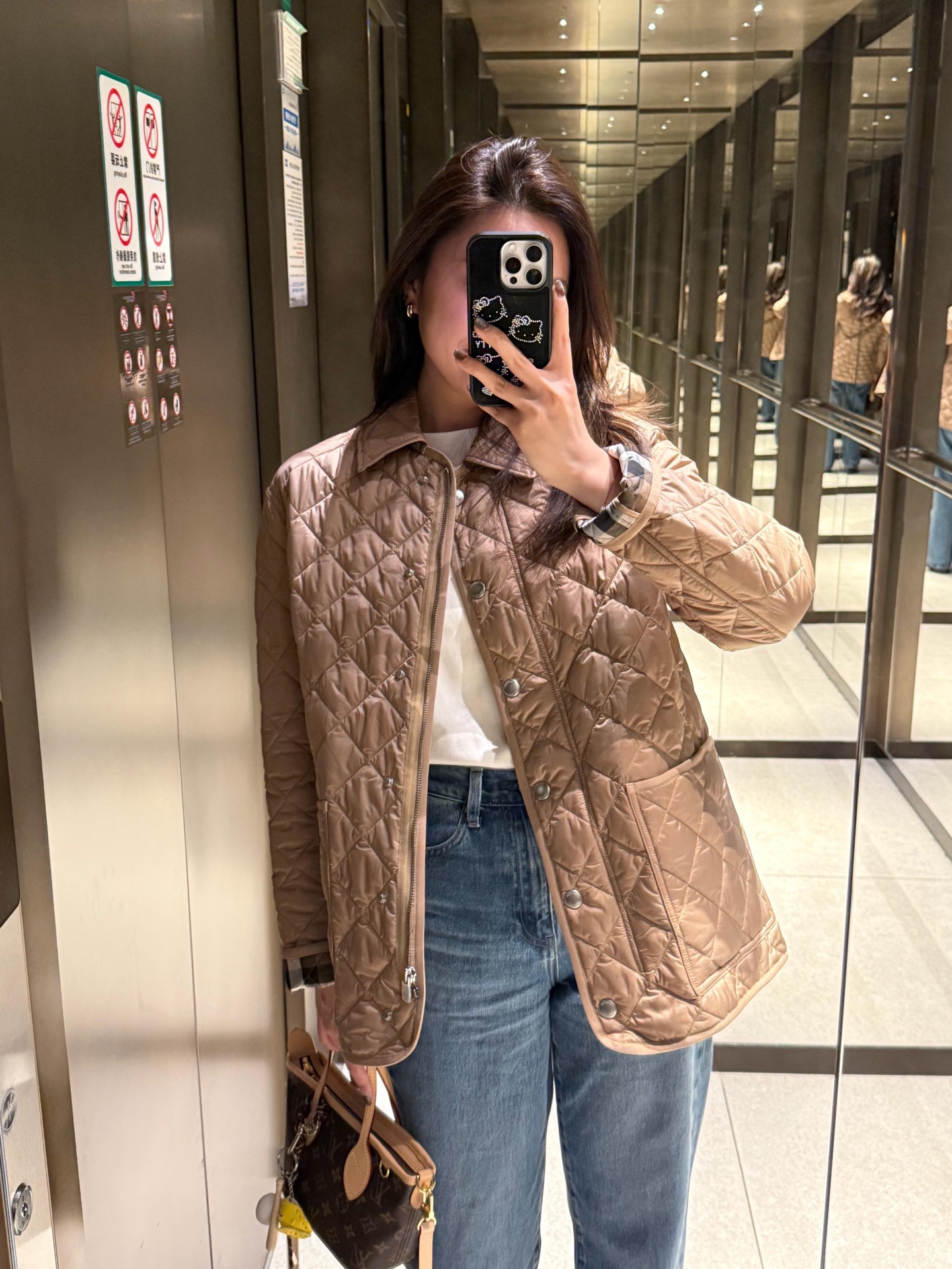 NO:534837,Burb*rry 25FW autumn and winter new style, classic diamond cotton jacket | Exclusive yb development!  High-end production!  With century-old checkered genes and innovative silhouette design, minimalist preference, classic checkered on the inside of the cuffs, brand recognition is revealed in every move, injecting British retro accent into the overall shape; large-size pockets are not only the highlight of the shape, but also enhance daily practicality, and casually insert the pocket to show off their style. They can be salty and sweet, unlocking the dual style of cool and elegant; S/M/L on sale in stock, burberry, jackets & coats, alexander wang19860909Burb*rry 25FW秋冬新款 经典菱格棉服外套丨独家yb开发！高版出品！以百年格纹基因与创新廓形设计,极简主义的偏爱,袖口内侧露出经典格纹,举手投足间流露品牌辨识度,为整体造型注入英伦复古腔调；大尺寸口袋,不仅是造型亮点,更强化日常实用性,随性插兜便显率性风格.可盐可甜,解锁酷飒与优雅的双重风格；现货发售S/M/L,,burberry,jackets & coats,alexander wang,Women's clothing