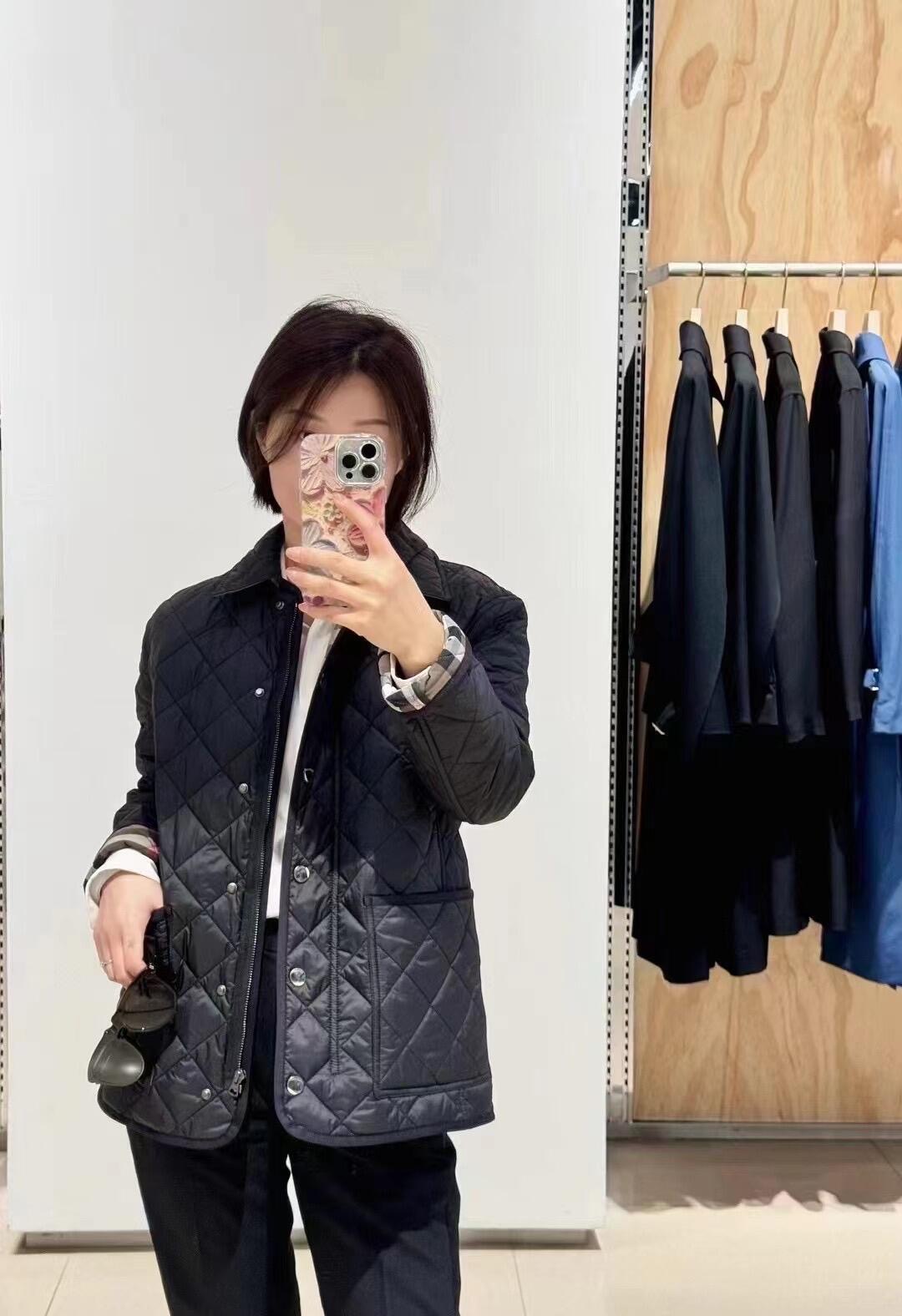 NO:534844,Burb*rry 25FW autumn and winter new style, classic diamond cotton jacket | Exclusive yb development!  High-end production!  With century-old checkered genes and innovative silhouette design, minimalist preference, classic checkered on the inside of the cuffs, brand recognition is revealed in every move, injecting British retro accent into the overall shape; large-size pockets are not only the highlight of the shape, but also enhance daily practicality, and casually insert the pocket to show off their style. They can be salty and sweet, unlocking the dual style of cool and elegant; S/M/L on sale in stock, burberry, jackets & coats, alexander wang19860909Burb*rry 25FW秋冬新款 经典菱格棉服外套丨独家yb开发！高版出品！以百年格纹基因与创新廓形设计,极简主义的偏爱,袖口内侧露出经典格纹,举手投足间流露品牌辨识度,为整体造型注入英伦复古腔调；大尺寸口袋,不仅是造型亮点,更强化日常实用性,随性插兜便显率性风格.可盐可甜,解锁酷飒与优雅的双重风格；现货发售S/M/L,,burberry,jackets & coats,alexander wang,Women's clothing