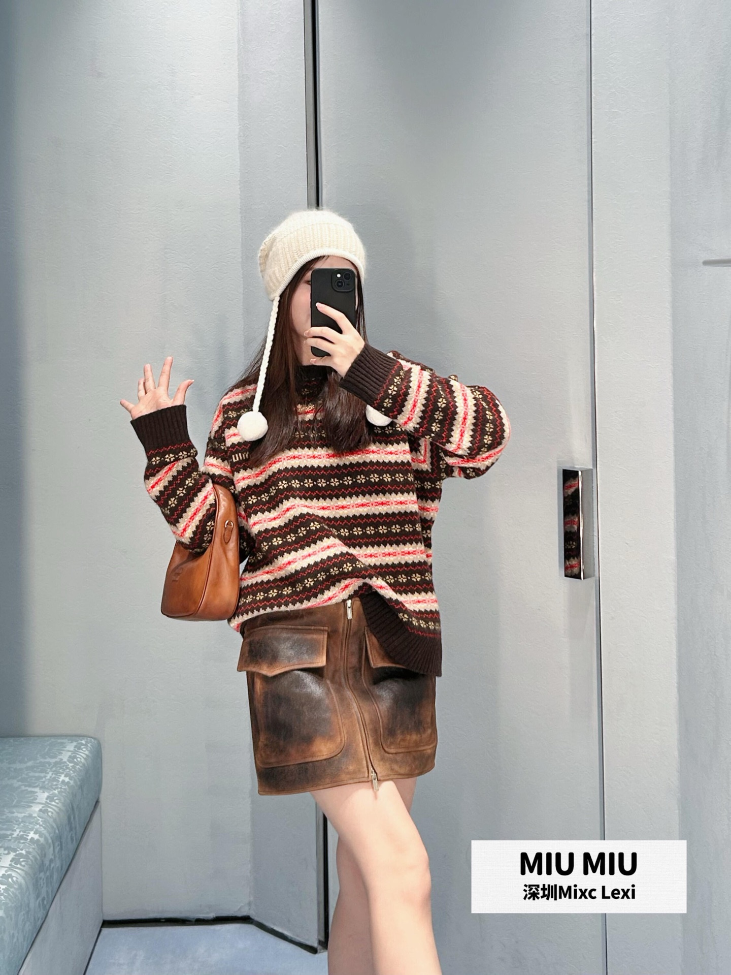 NO:534813,Miumi* 25FW autumn and winter new style Fair Island retro contrasting color jacquard knitted sweater丨Exclusive yb development!  High-end production!  Tracing the traditional knitting process in Fair Island, Scotland, the sweater uses multi-layer contrasting jacquard to present retro patterns with dark brown background colors intertwined with crimson, beige and warm gold lines. The fine floral shapes are laid out like retro lace. The loose shoulder design is suitable for various figures. The style boundaries of autumn and winter knitting are redefined with retro patterns, sweet and cool silhouettes and diverse outfits. It is not only a sweater, but also a style weapon for girls to fight against mediocrity and embrace retro romance. S/M/L is available in stock, miumiu, sweaters, alexander wang19860909Miumi* 25FW秋冬新款 费尔岛复古撞色提花针织毛衣丨独家yb开发！高版出品！溯源苏格兰费尔岛传统针织工艺,毛衣以多层撞色提花呈现复古纹样深棕底色交织绯红、米白、暖金线条,细碎花型如复古蕾丝般铺陈,宽松落肩设计适配各种身材,以复古纹样、甜酷廓形与多元穿搭性,重新定义秋冬针织的风格边界.它不止是一件毛衣,更是少女们对抗平庸、拥抱复古浪漫的风格武器.现货发售S/M/L,,miumiu,sweaters,alexander wang,Women's clothing