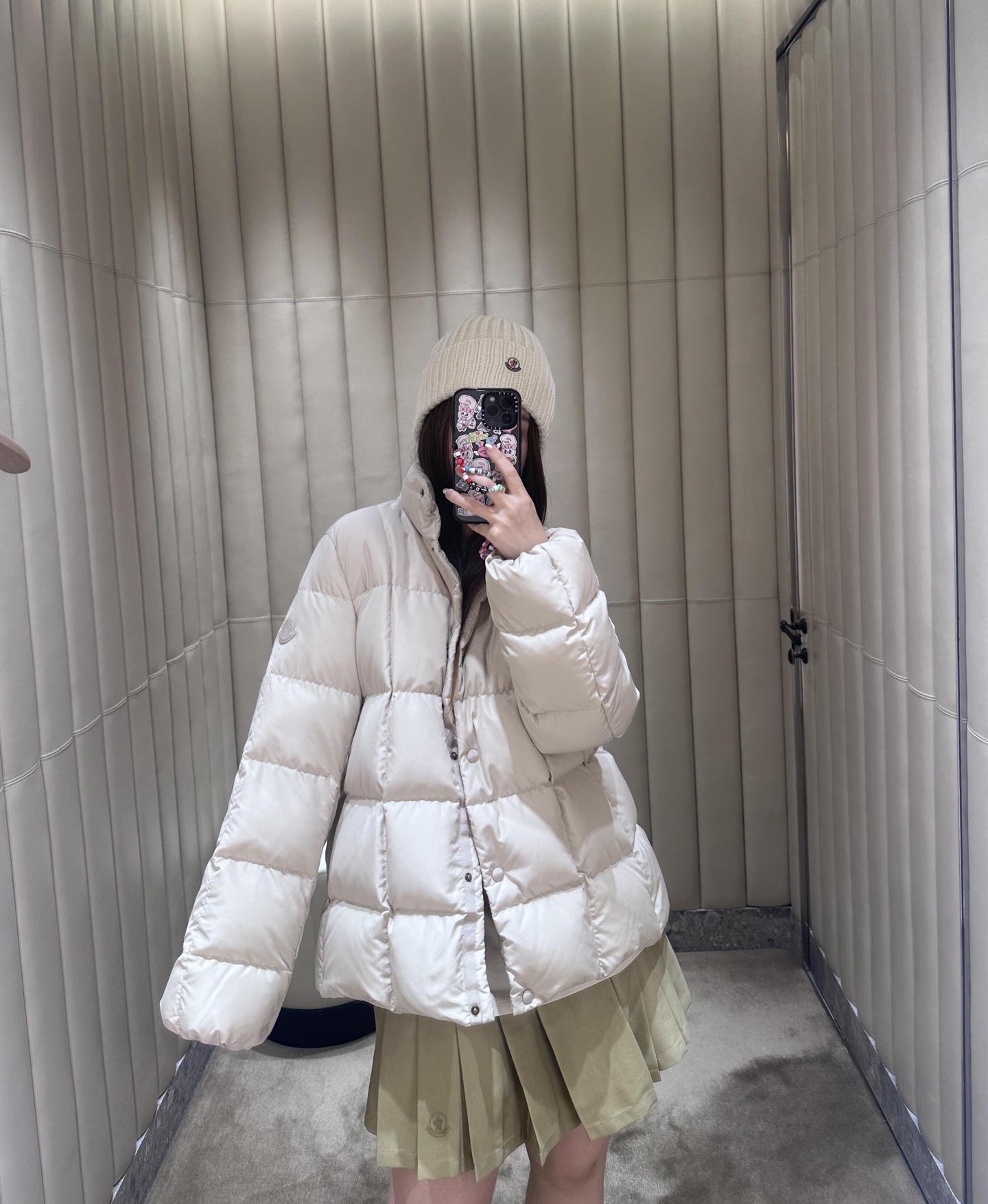 NO:534839,Moncle* 25FW autumn and winter new style square quilted short down jacket jacket | Exclusive yb development!  High-end production!  The classic armband on the left arm is selected, with high fluffy down, which greatly reduces weight while ensuring warmth. It adopts three-dimensional square quilting technology to lock the down firmly in the plaid structure, which not only avoids the trouble of running down, but also creates a architectural silhouette with geometric lines. It is not only a down jacket, but also a style armor that combines temperature and demeanor in the cold autumn and winter. S/M/L,, jackets & coats, jackets & coats, down jacket, alexander wang19860909Moncle* 25FW秋冬新款 方形绗缝短款羽绒服夹克外套丨独家yb开发！高版出品！左臂处的经典袖章,精选高蓬松度羽绒,在保证保暖性的前提下大幅减轻重量,采用立体方形绗缝工艺,将羽绒牢牢锁于格纹结构中,既避免跑绒困扰,又以几何线条塑造出建筑感廓形,它不止是一件羽绒服,更是你在冷冽秋冬里,兼具温度与风度的风格铠甲.现货发售S/M/L,,jackets & coats,jackets & coats,down jacket,alexander wang,Women's clothing