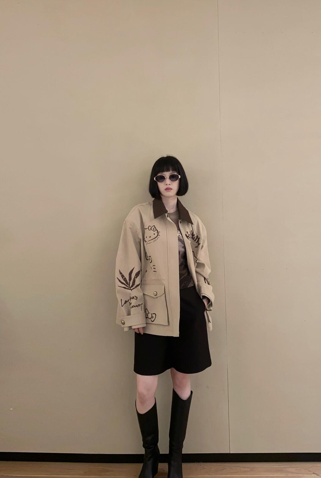 NO:534871,REV*N 25Fw early autumn new style Hello Kitty co-branded Bane style graffiti jacket丨Exclusive high-end production!  The main color of khaki, paired with cocoa brown contrast lapel, combines the retro work style of Bane style and the fun age-reducing design of Hello Kitty graffiti. The jacket adopts a loose style, embellished with bronze buttons and invisible drawstrings, the details are full of street art, and the practicality of workwear style (such as large pocket design). The material takes into account the texture and wearing experience, and is the preferred choice for sweet and cool style lovers to create layered outfits in autumn. It can not only highlight individuality when worn alone, but also layer it to adapt to different temperature scenes. S/M/L, Jackets & coats, alexander wang19860909REV*N 25Fw早秋新款 Hello Kitty联名巴恩风涂鸦样式外套丨独家高版出品！以卡其色为主色调,搭配可可棕撞色翻领,融合了巴恩风的复古工装感与Hello Kitty涂鸦的趣味减龄设计.外套采用宽松版型,点缀古铜色纽扣与隐形抽绳,细节处充满街头艺术感,同时具备工装风的实用性（如大口袋设计）.材质上兼顾质感与穿着体验,是甜酷风格爱好者在秋季打造层次穿搭的优选,既能单穿凸显个性,也可叠穿适配不同温度场景.现货发售S/M/L,,jackets & coats,alexander wang,Women's clothing