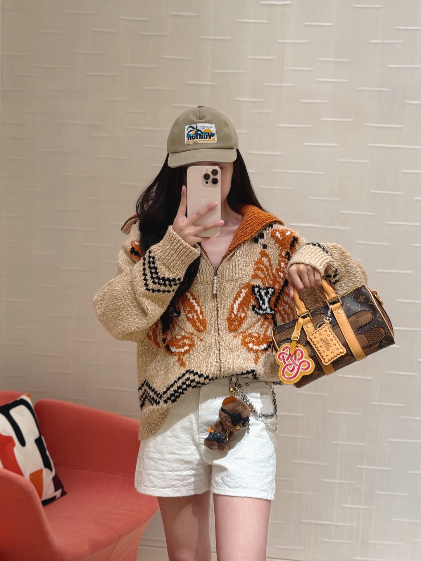 NO:534883,Louis Vuitto* 25FWNigo co-branded series new style Zipper knitted waist jacket jacket | Exclusive yb development!  High-end production!  The same style for men and women!  The knitted fabric with a mixed color of rice and brown tones is made of a collide with a warm orange lapel to form a visual focus. The front is implanted with a vintage pattern jacquard with a donkey logo, and the back is embroidered with geometric totem and artistic letter embroidery echo Nigo's street aesthetics. The full zipper design is matched with the details of the waist, creating a layered and neat feeling in the loose silhouette. It can be worn alone to show the recognition of the joint name, and can also be layered to suit the diverse styles of autumn and winter. S/M/L is available in stock, and louis vuitton, louis vuitton, louis vuitton, jackets & coats, jackets & coats, alexander wang19860909Louis Vuitto* 25FWNigo联名系列新款 拉链针织束腰夹克外套丨独家yb开发！高版出品！男女同款！采用米棕主调混色针织面料,碰撞暖橙翻领形成视觉焦点,正面植入带有驴家标识的复古花纹提花,背面则以几何图腾与艺术感字母刺绣呼应Nigo的街头美学.全拉链设计搭配束腰细节,在宽松廓形中塑造层次利落感,既可单穿彰显联名辨识度,又能叠穿适配秋冬多元造型.现货发售S/M/L,,louis vuitton,louis vuitton,louis vuitton,jackets & coats,jackets & coats,alexander wang,Women's clothing