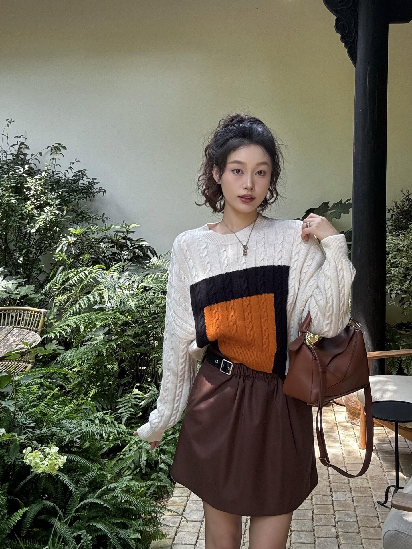 NO:534895,Loew* 25FW autumn and winter new style wool round neck pullover sweater丨Exclusive yb development!  High-end production!  Selected delicate wool fabrics, woven with retro crimping technology, beige base collides black and orange geometric blocks, forming a strong visual focus, which is not only a continuation of the brand's minimalist style, but also injects an avant-garde sense of artistic installation. The loose round neck style is compatible with diverse matching scenes - matched with light coffee wide-leg pants, such as urban intellectual pictorials; mix and match brown leather skirts and retro Mary Jade shoes, showing the French laziness between sweet and cool balance; it can even be used as a layered inner layer to add layered details to the coat shape. S/M/L is available in stock, loewe, mary jane, skirts, sweaters, alexander wang19860909Loew* 25FW秋冬新款 羊毛圆领套头毛衣丨独家yb开发！高版出品！精选细腻羊毛面料,采用复古绞花工艺编织,米白基底碰撞黑、橙几何色块,形成强烈视觉焦点,既是对品牌极简风格的延续,又注入了艺术装置般的先锋感.宽松圆领版型兼容多元搭配场景——搭配浅咖阔腿裤,如都市知性画报；混搭棕色皮裙与复古玛丽珍鞋,甜酷平衡间尽展法式慵懒；甚至可作为叠穿内搭,为大衣造型增添层次细节.现货发售S/M/L,,loewe,mary jane,skirts,sweaters,alexander wang,Women's clothing