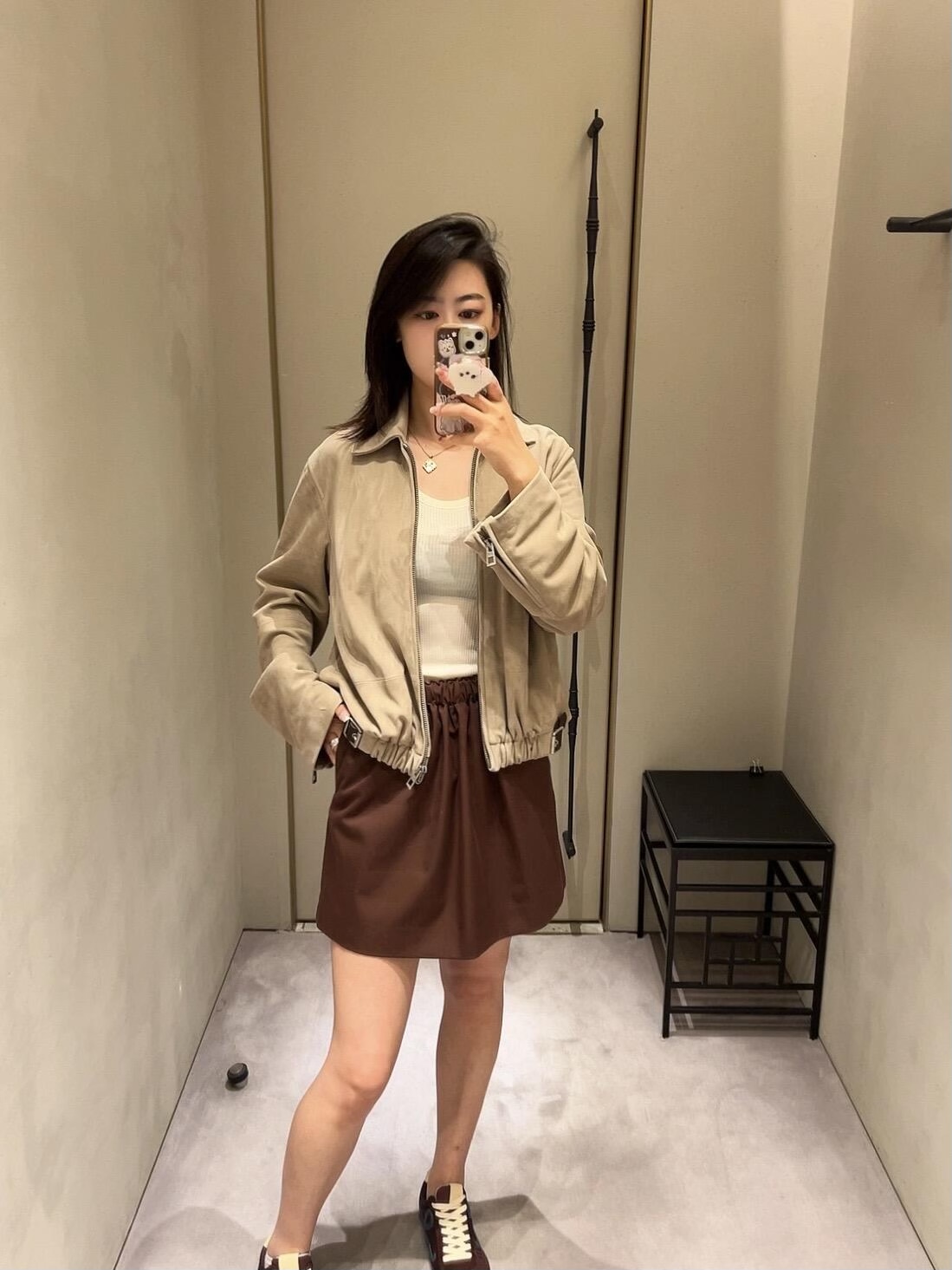 NO:534855,Loew* 25Fw autumn and winter new style suede sheepskin belt jacket | Exclusive yb development!  High-end production!  The classic lapel design is retro and atmospheric, and the zipper is convenient and casual. The most ingenious thing is the adjustable leather belt on the hem. The cold luster of the metal buckle contrasts with the warm and softness of suede leather. It not only conceals the waistline to create a capable proportion, but also injects the overall sense of workwear. The zipper details on the cuffs are even more scheming, and can be adjusted freely according to the style and occasion, so that the design feels quietly blooming in the details. S/M/L is available in stock, loewe, jackets & coats, jackets & coats, sheepskin, alexander wang19860909Loew* 25Fw秋冬新款 绒面羊皮革腰带夹克外套丨独家yb开发！高版出品！经典翻领设计复古又大气,拉链开合便捷随性.最具巧思的是下摆的可调节皮革腰带,金属扣环的冷冽光泽与绒面皮革的暖柔形成对比,既能收束腰线打造干练比例,又为整体注入了工装风的飒爽感.袖口的拉链细节更是暗藏心机,可根据穿搭风格与场合自由调节,让设计感在细节处悄然绽放.现货发售S/M/L,,loewe,jackets & coats,jackets & coats,sheepskin,alexander wang,Women's clothing