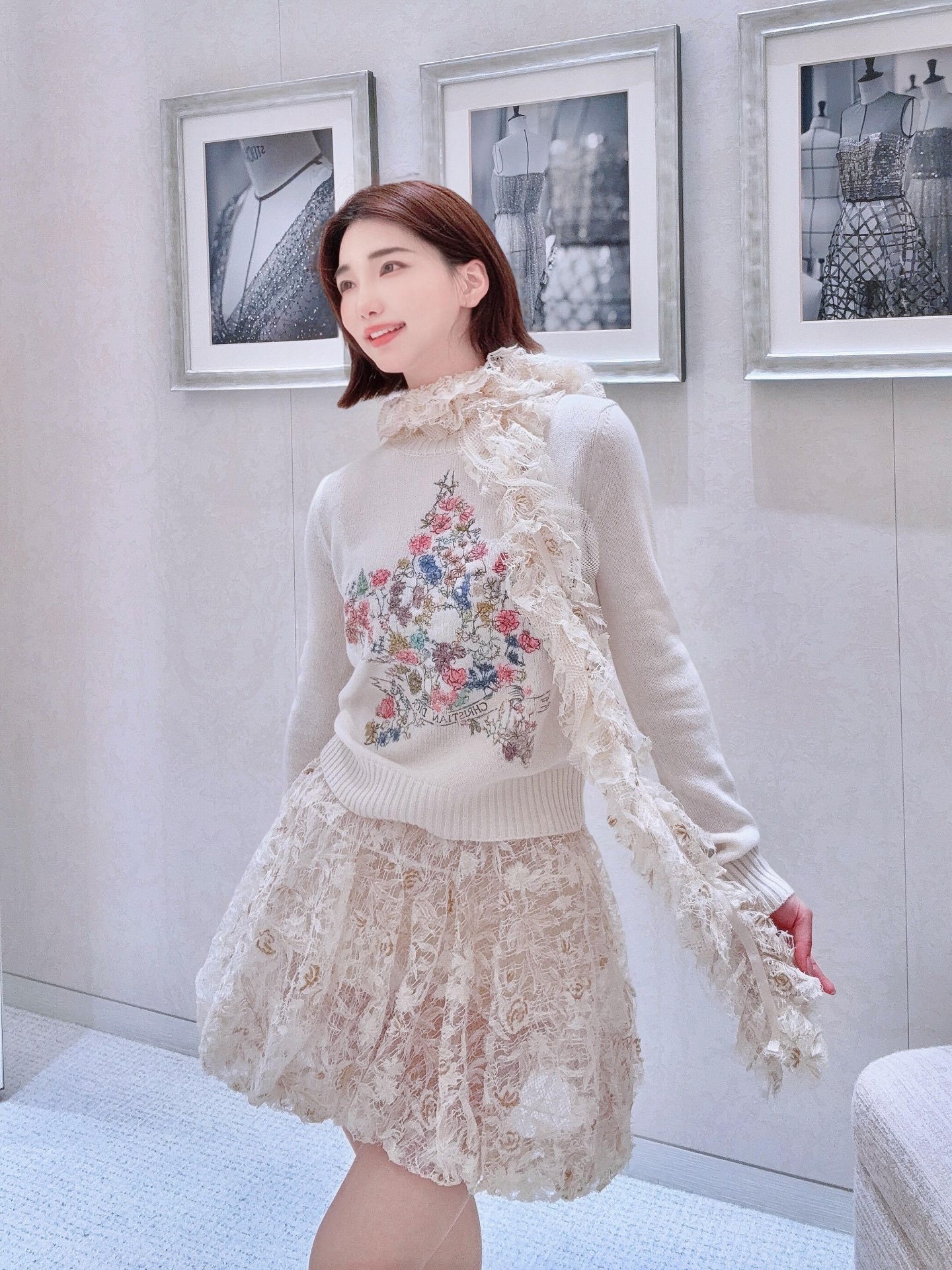 NO:534863,Dio* 25Fw autumn and winter new style, five-pointed star floral embroidered cashmere knitted sweater丨Exclusive yb development!  High-end production!  Selected luxurious and soft cashmere woven, milky white tone is as pure as the first snow, cashmere's unique fluffy and soft touch combines romantic flowers with the iconic five-pointed star elements, and presents a colorful scene of flowers with delicate embroidery technology, wrapping you up with gentle and warmth in autumn and winter, but maintaining a neat pattern due to the exquisite weaving method, taking into account the comfort and high-end feeling. The classic round neck design is simple and elegant, suitable for various inner and outer wear scenes, and the details of the ribbed neckline, cuffs and hem enhance the texture level of the item, making the simple version hidden in exquisiteness and ingenuity. S/M/L on sale in stock, dior, sweaters, alexander wang19860909Dio* 25Fw秋冬新款 五角星花卉刺绣山羊绒针织毛衣丨独家yb开发！高版出品！精选奢柔山羊绒织就,奶白色调纯净如初雪,羊绒特有的蓬松与软糯触感,将浪漫花卉与标志性五角星元素融合,以细腻刺绣工艺呈现出繁花簇锦的盛景,在秋冬为你裹紧温柔暖意,却又因精湛织法保持着利落版型,兼顾舒适与高级感.经典圆领设计简约大气,适配各种内搭外穿场景,罗纹领口、袖口与下摆的细节,强化了单品的质感层次,让简约版型暗藏精致巧思.现货发售S/M/L,,dior,sweaters,alexander wang,Women's clothing