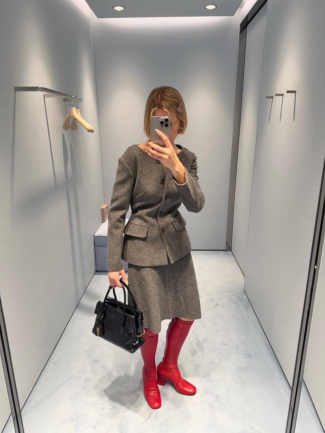 NO:534873,Skirt Jacket MiuMi* 25FW autumn and winter new style Grey gray waisted woolen jacket + skirt suit | Exclusive yb development!  High-end production!  High-end wool woolen fabric, Grey gray comes with a retro filter, a round-neck jacket with waist-cutting, and a retro puff sleeve design replicates the romance of French girls. The waist-closing lines accurately outline the waist curve, combining retro elegance with girly charm just right; the buttons are arranged in an asymmetrical placket, breaking the conventional design details, the skirt is knee-length A-shaped style, and the matching with the top is the same fabric and color, which enhances the overall sense of the suit. The slightly flickered curve of the skirt during walking is injected into the retro style. S/M/L is available in stock, miumiu, skirts, jackets & coats, alexander wang19860909半裙 外套 MiuMi* 25FW秋冬新款 格雷系灰色收腰羊毛呢外套+半裙套装丨独家yb开发！高版出品！采用高级羊毛呢面料,格雷系灰色自带复古滤镜,收腰剪裁的圆领外套,复古泡泡袖设计复刻了法式少女的浪漫,收腰线条则精准勾勒出腰肢曲线,将复古优雅与少女娇俏糅合得恰到好处；纽扣排列成不对称门襟,打破常规的设计细节,半裙为及膝A字版型,与上衣同面料同色系的搭配,强化了套装的整体感,行走间裙摆的微喇弧度,又为复古风注入了灵动气息.现货发售S/M/L,,miumiu,skirts,jackets & coats,alexander wang,Women's clothing