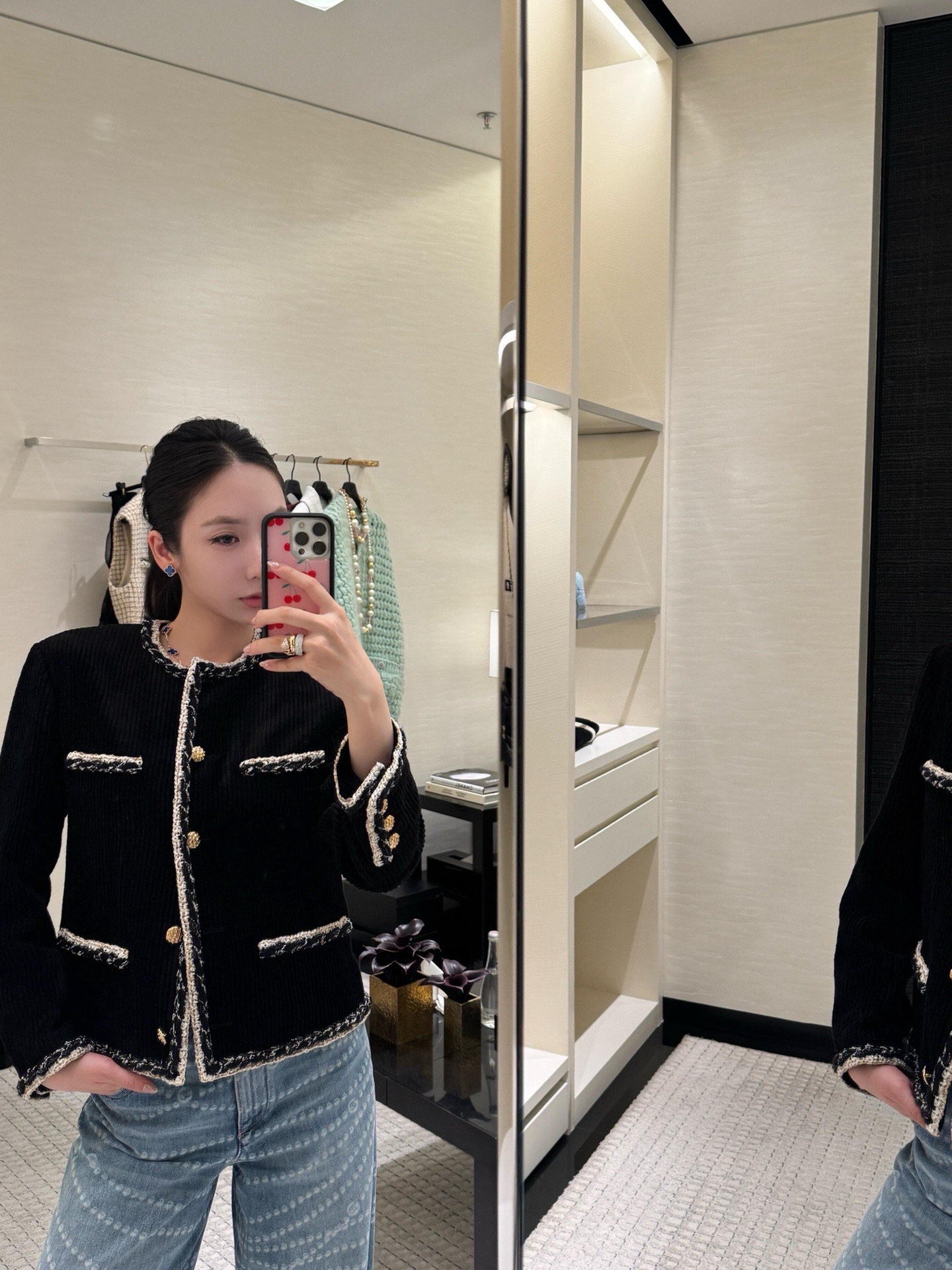 NO:535958,Chan*l 25K high-end handicraft workshop series new style vertical corduroy jacket | Exclusive yb development!  High-end production!  The classic black vertical corduroy is the base, with a lazy texture from the retro era, but it instantly jumps into the luxury dimension due to CC's iconic tweed piping - the woven edges of black and white gold meander along the outline of the body, the edges of the pockets and the cuffs. Every inch is the ultimate paranoia of the craftsmen of the handicraftsmen on details. The gold metal buttons are embellished like stars, replicating the luxurious symbols of the Coco era. One button and one fold together is a contemporary echo of the brand's century-old style gene. S/M/L is available in stock, chanel, jackets & coats, alexander wang19860909Chan*l 25K高级手工坊系列新款 竖条灯芯绒外套丨独家yb开发！高版出品！经典黑色竖条灯芯绒为基底,自带复古年代的慵懒质感,却因CC标志性的粗花呢滚边瞬间跃升奢雅维度——黑白金交织的织边,沿着衣身轮廓、口袋边缘与袖口蜿蜒,每一寸都是手工坊匠人对细节的极致偏执.金色金属纽扣如星芒点缀,复刻了Coco 时代的奢华符号,一扣一合间,是品牌百年风格基因的当代回响.现货发售S/M/L,,chanel,jackets & coats,alexander wang,Women's clothing