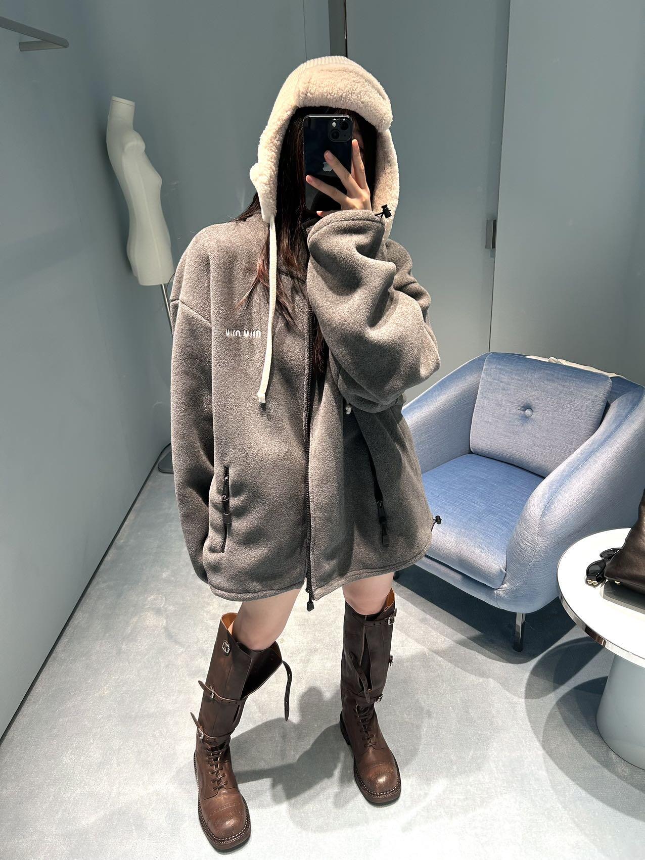 NO:535968,Miu mi*25Fw early autumn new style logo embroidered small logo grey fleece stand-alone jacket jacket | Exclusive yb development!  High-end production!  The chest is decorated with contrasting color brand English logo embroidery. The rotator sleeves and loose silhouette highlight the lazy and casual look of the wear. All body types can be easily controlled. It looks like a basic style, but it is the basic fleece fabric that you don’t have in your closet to feel comfortable and practical, and the wear rate is super high. The texture is so good!  Good wearable real-name Amway!  S/M/L, miumiu, jackets & coats, jackets & coats, alexander wang19860909Miu mi*25Fw早秋新款 徽标刺绣小logo灰色摇粒绒立领夹克外套丨独家yb开发！高版出品！胸口饰有撞色品牌英文徽标刺绣 落肩袖与宽松的廓形凸显穿着的慵懒感随意又不失时髦度 各种体型都可以轻松驾驭 看着是基础款 但却是你衣柜里没有的基础款摇粒绒面料敲舒服实穿率超高 质感好到爆！好穿程度实名安利！现货发售S/M/L,,miumiu,jackets & coats,jackets & coats,alexander wang,Women's clothing