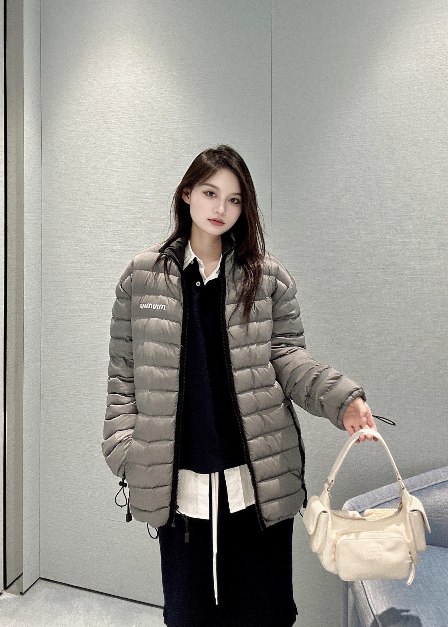 NO:536705,Miumi* 25Fw autumn and winter new style logo embroidered down jacket | Exclusive yb development!  High-end production!  The silver-gray matte fabric has a high-end texture, the classic quilting process makes the filling more even, the warmth is full but there is no bloated feeling. The eye-catching letter embroidered logo on the chest is a high-profile declaration of brand identity; the stand-up collar design is neat and the details of the black zipper and drawstring add a cool layer, the same silhouette of the men and women accommodates all kinds of figures, and there is no pressure to wear the inner layer. S/M/L is available in stock, miumiu, jackets & coats, down jacket, alexander wang19860909Miumi* 25Fw秋冬新款 徽标刺绣羽绒服外套丨独家yb开发！高版出品！银灰色哑光面料自带高级质感,经典绗缝工艺让充绒更均匀,保暖性拉满却毫无臃肿感.胸口醒目的字母刺绣徽标,是品牌身份的高调宣言；立领设计利落精神,黑色拉链与抽绳细节增添酷感层次,男女同款的廓形包容各种身材,叠穿内搭也毫无压力.现货发售S/M/L,,miumiu,jackets & coats,down jacket,alexander wang,Women's clothing