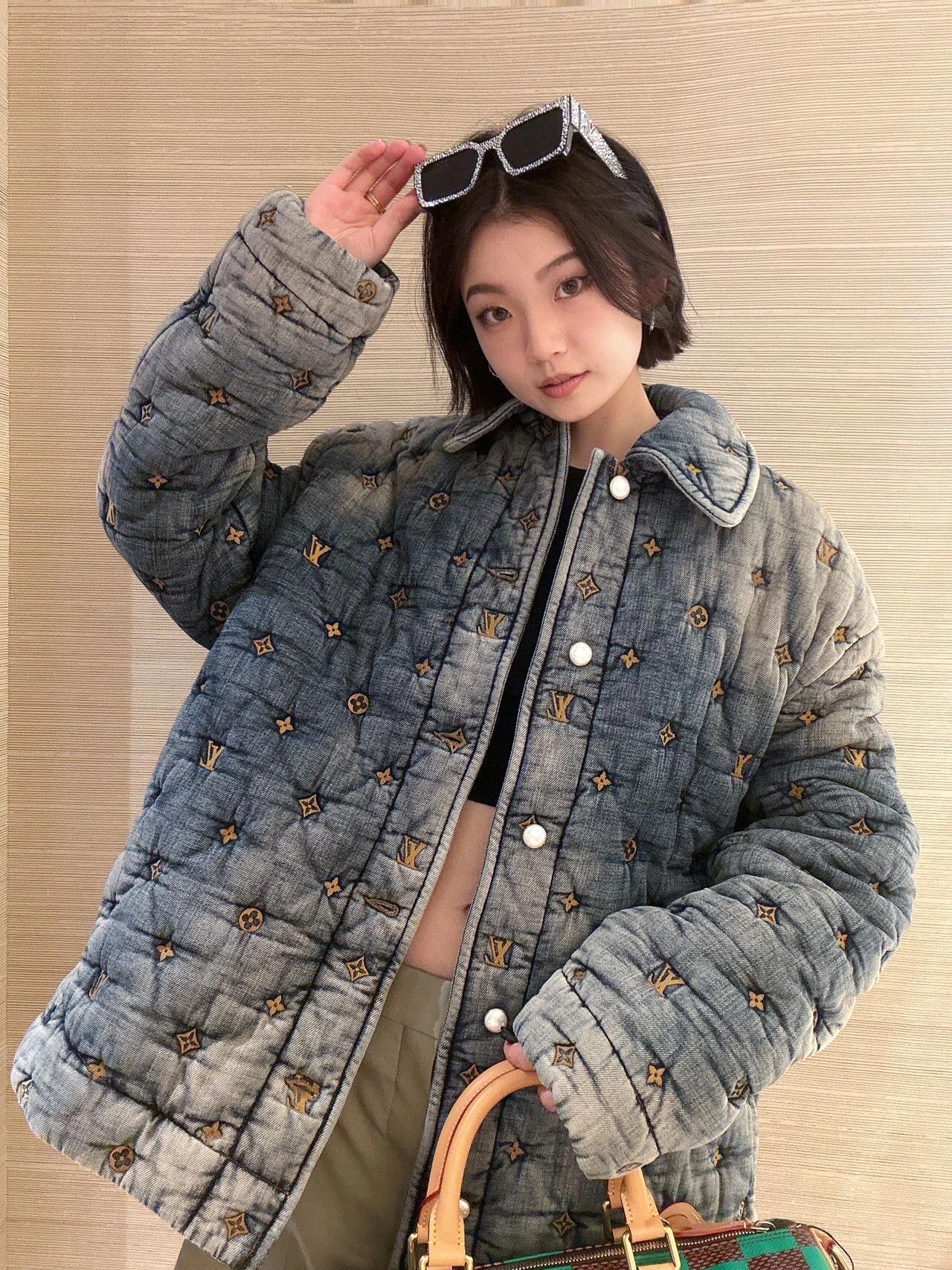 NO:536722,Louis Vuitt*n 25Fw autumn and winter new style logo embroidered old washing cowboy cotton jacket | Exclusive yb development!  High-end production!  Selected heavy denim fabrics, hand-made and used to wash water, present a rich blue-gray retro texture, and each wear is like a trendy mark left by time. The full LV presbyterian logo embroidery runs through the clothes with exquisite stitches. Under the background of the old jeans, the retro texture and brand style are double-lined; the lapel design is neat and atmospheric, the pearl texture buttons add a sense of detail and luxury, and the cotton filling makes the warmth and styling both full, and the loose silhouette is full of all body-friendly. S/M/L is available in stock, louis vuitton, louis vuitton, jackets & coats, alexander wang19860909Louis Vuitt*n 25Fw秋冬新款 logo刺绣做旧洗水牛仔棉服外套丨独家yb开发！高版出品！甄选重磅牛仔面料,经手工做旧洗水工艺雕琢,呈现出层次丰富的蓝灰色复古纹理,每一处磨损都似时光留下的潮流印记.满幅的LV老花logo刺绣以精致线迹贯穿衣身,在做旧牛仔的烘托下,复古质感与品牌格调双线拉满；翻领设计利落大气,珍珠质感纽扣增添细节奢感,夹棉填充让保暖性与造型感兼具,宽松廓形对各种身材友好度拉满.现货发售S/M/L,,louis vuitton,louis vuitton,jackets & coats,alexander wang,Women's clothing