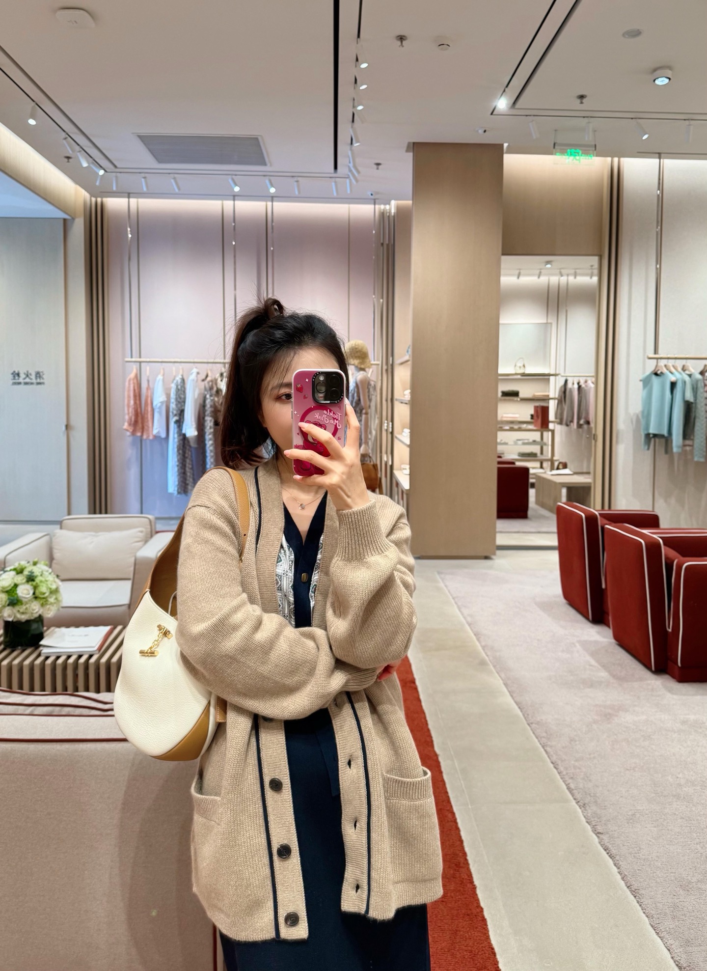 NO:536726,Loro Pia*a 25FW autumn and winter new style contrasting V-neck edge knit cashmere cardigan | Exclusive yb development!  High-end production!  When LP's cashmere art encounters the aesthetics of contrasting colors, the five-grain texture buttons are casually opened and closed, and the two-sided large pockets take into account both practicality and styling. The rotator sleeves cleverly modify the shoulder line to create a lazy and high-end loose silhouette. This cardigan becomes the 'texture responsibility' of the autumn and winter wardrobe. The classic camel cashmere base is wrapped with the brand's signature delicate and softness, and the touch is full of the cloud touch of luxury brand cashmere; the deep contrasting lines on the edge of the V-neck outline the layering like artistic brushstrokes, making the simple version instantly rejuvenate modern. S/M/L on sale in stock, loro piano, loro piano, alexander wang19860909Loro Pia*a 25FW秋冬新款 撞色V领边针织羊绒开衫丨独家yb开发！高版出品！当LP的羊绒匠艺邂逅撞色设计美学,五粒质感纽扣随性开合,双侧大口袋兼顾实用与造型感,落肩袖型巧妙修饰肩线,打造慵懒又高级的松弛廓形.这件开衫便成了秋冬衣橱的“质感担当”.经典驼色羊绒基底,裹挟着品牌标志性的细腻软糯,轻触间尽是奢牌羊绒的云朵触感；V领边缘的深邃撞色线条,如艺术笔触般勾勒出层次感,让简约版型瞬间焕发摩登气息.现货发售S/M/L,,loro piana,loro piana,alexander wang,Women's clothing