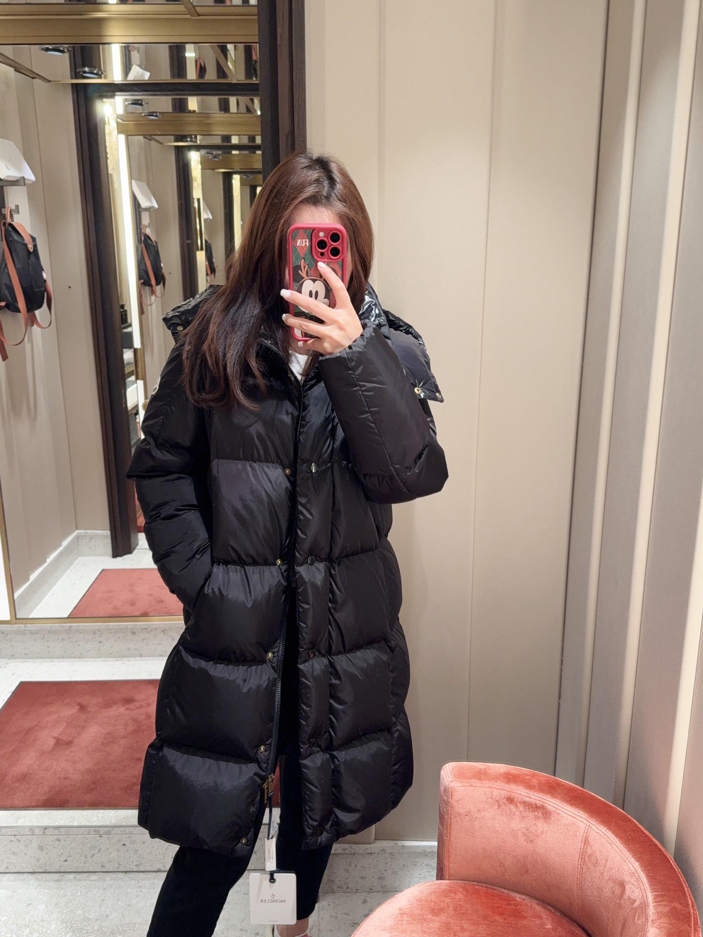 NO:536752,Moncle* 25Fw autumn and winter new style, long stand-up collar hooded down jacket丨Exclusive yb development!  High-end production!  The brand's iconic high-density water-resistant fabric is used to effectively resist rain and snow while retaining the matte texture; the stand-up collar outlines the neckline, and the hood adds protection to the outdoor scene, and wears multiple clothes to suit a variety of styles; the metal snap button and zipper double-wind enhance practicality, the brand logo on the sleeves and arms show the identity in a low-key manner, the quilting process of the body is fixed and does not run down, and the inner part is filled with 90 large white goose down, fluffy and temperature locking are full in both dimensions, even in an extremely cold environment of -20℃, the body can still keep warm and warm. S/M/L is available in stock, down jacket, hats, alexander wang19860909Moncle* 25Fw秋冬新款 长款立领连帽羽绒服丨独家yb开发！高版出品！采用品牌标志性的高密度防泼水面料,在保留哑光质感的同时,有效抵御雨雪侵袭；立领勾勒颈部线条,连帽则为户外场景增添防护,一衣多穿适配多元风格；金属按扣与拉链双门襟提升实用性,袖臂处的品牌徽标低调彰显身份,衣身绗缝工艺既固定羽绒不跑绒,内里填充90大朵白鹅绒,蓬松度与锁温性双维度拉满,即便在-20℃的极寒环境中,仍能让身体时刻萦绕暖煦.现货发售S/M/L,,down jacket,hats,alexander wang,Women's clothing