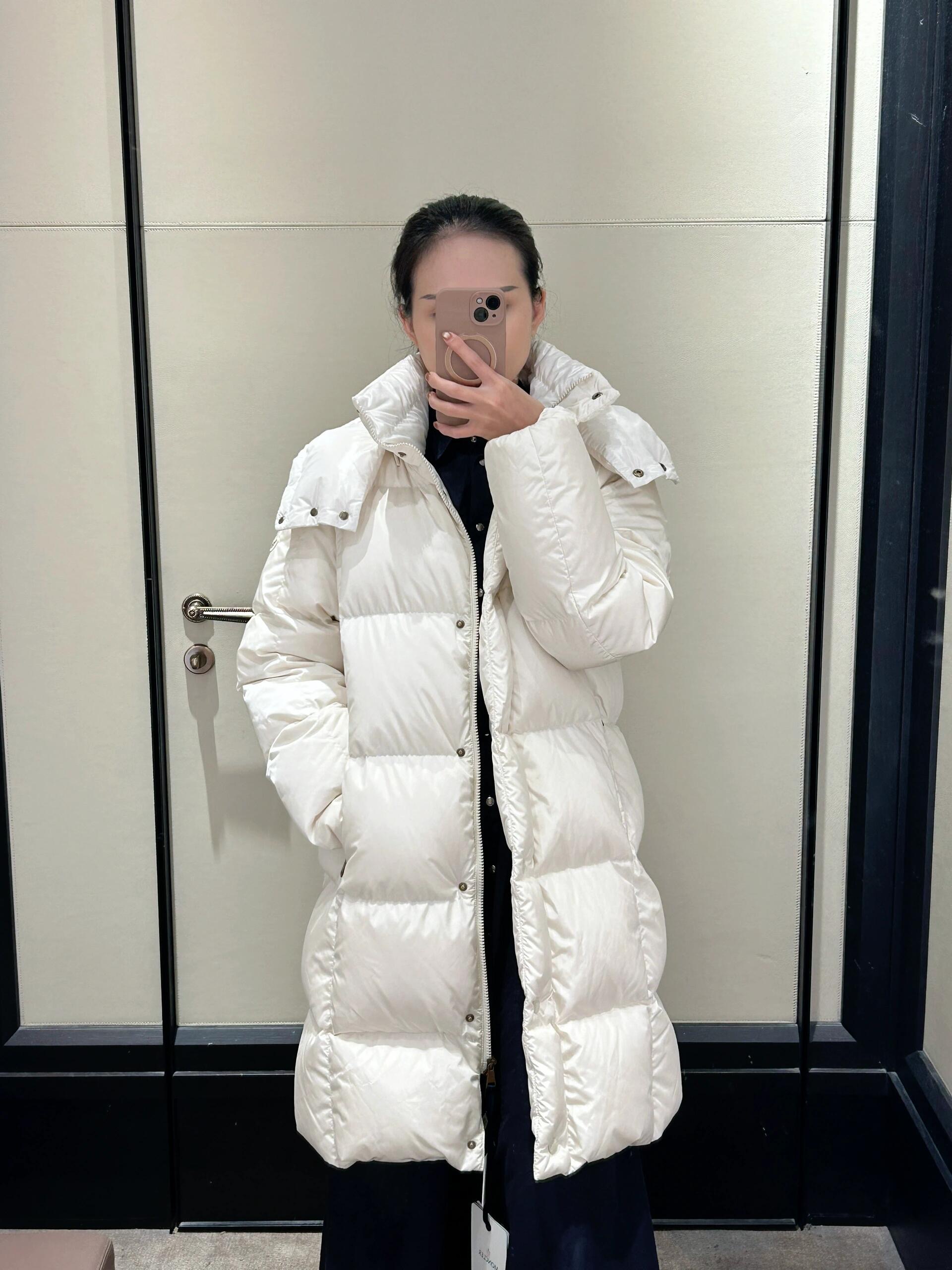 NO:536761,Moncle* 25Fw autumn and winter new style, long stand-up collar hooded down jacket丨Exclusive yb development!  High-end production!  The brand's iconic high-density water-resistant fabric is used to effectively resist rain and snow while retaining the matte texture; the stand-up collar outlines the neckline, and the hood adds protection to the outdoor scene, and wears multiple clothes to suit a variety of styles; the metal snap button and zipper double-wind enhance practicality, the brand logo on the sleeves and arms show the identity in a low-key manner, the quilting process of the body is fixed and does not run down, and the inner part is filled with 90 large white goose down, fluffy and temperature locking are full in both dimensions, even in an extremely cold environment of -20℃, the body can still keep warm and warm. S/M/L is available in stock, down jacket, hats, alexander wang19860909Moncle* 25Fw秋冬新款 长款立领连帽羽绒服丨独家yb开发！高版出品！采用品牌标志性的高密度防泼水面料,在保留哑光质感的同时,有效抵御雨雪侵袭；立领勾勒颈部线条,连帽则为户外场景增添防护,一衣多穿适配多元风格；金属按扣与拉链双门襟提升实用性,袖臂处的品牌徽标低调彰显身份,衣身绗缝工艺既固定羽绒不跑绒,内里填充90大朵白鹅绒,蓬松度与锁温性双维度拉满,即便在-20℃的极寒环境中,仍能让身体时刻萦绕暖煦.现货发售S/M/L,,down jacket,hats,alexander wang,Women's clothing