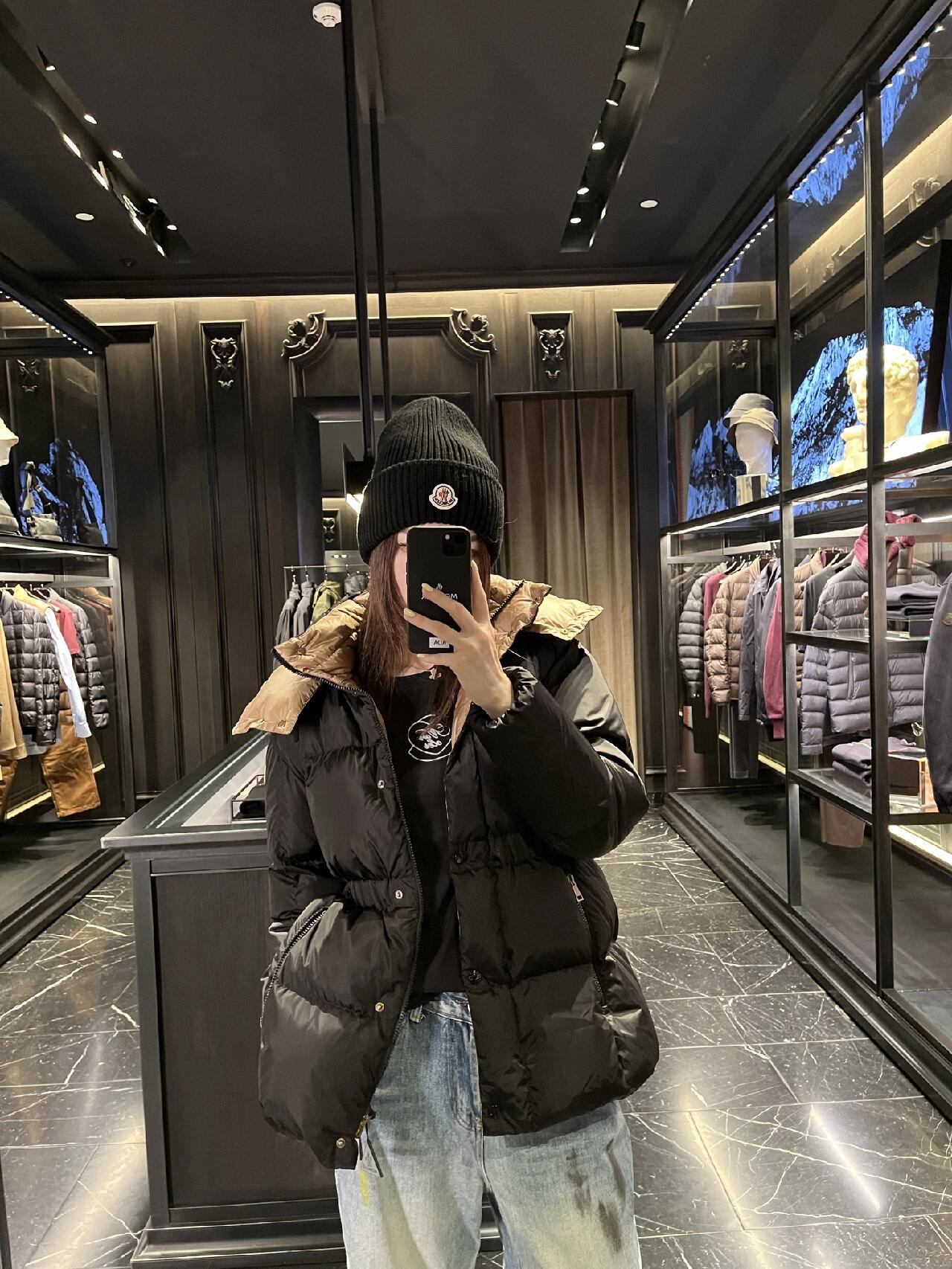 NO:544910,Moncle* 25FW autumn and winter new model AGNEUX classic waist-closing black gold down jacket | Exclusive yb development!  High-end production!  A pure black matte down fabric creates a neat silhouette, paired with a champagne gold contrasting hooded design, the classic black and gold combination is visually impactful and has a low-key luxury texture. AGNEUX uses a hidden waist drawstring, which can outline a slender waistline with a slight pull, perfectly blending French elegance with winter warmth. The iconic arm embellishes the arms, instantly awakening the brand recognition, and the walking is full of high-end fashion aura. S/M/L is available in stock, down jacket, hats, alexander wang19860909Moncle* 25FW秋冬新款 AGNEUX经典收腰黑金羽绒服丨独家yb开发！高版出品！以纯黑哑光羽绒面料塑造利落廓形,搭配香槟金撞色连帽设计,经典黑金组合在视觉上极具冲击力,低调中透着奢华质感.AGNEUX采用隐藏式收腰抽绳,轻轻一拉便能勾勒出纤细腰线,将法式优雅与冬日保暖完美融合.标志性的袖标点缀臂间,瞬间唤醒品牌辨识度,行走间尽是高端时装的气场.现货发售S/M/L,,down jacket,hats,alexander wang,Women's clothing