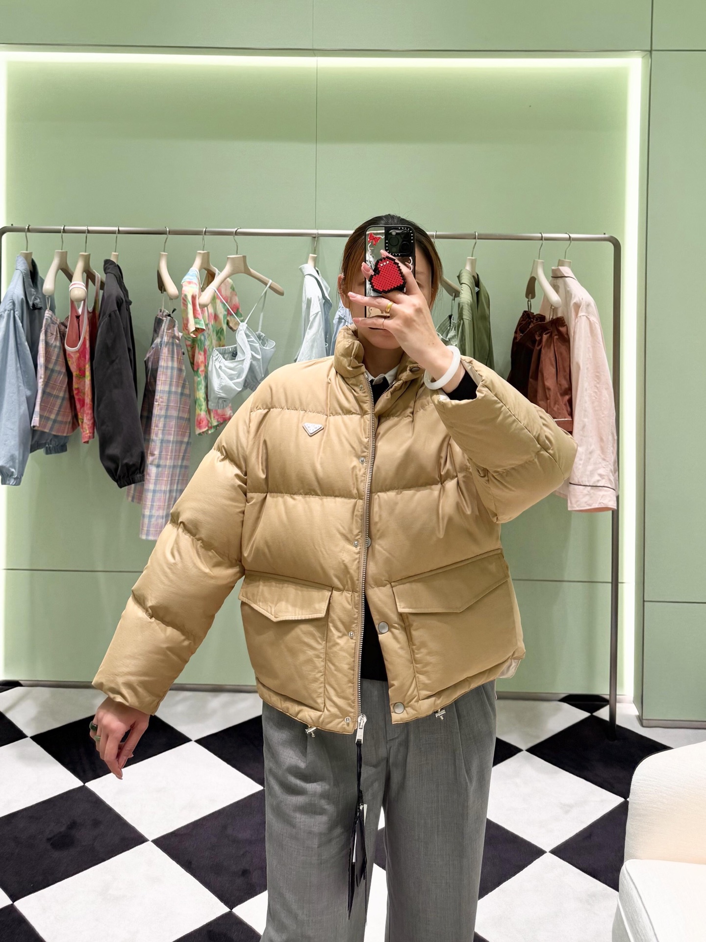 NO:544926,Prad* 25FW autumn and winter new style stand collar khaki down jacket | Exclusive yb development!  High-end production!  Use soft khaki matte fabric, with a low-key and restrained high-quality texture, which shines delicately against the backdrop of light. The iconic triangle logo embellishes on the chest, awakening the brand recognition with minimalist design, without excessive modification, filled with high-quality down, fluffy and warmth locking, allowing you to coexist in this autumn and winter. S/M/L, prada, jackets & coats, down jacket, alexander wang19860909Prad* 25FW秋冬新款 立领卡其色羽绒服外套丨独家yb开发！高版出品！选用柔和卡其色哑光面料,自带低调内敛的高级质感,在光线映衬下泛着细腻光泽.标志性的三角徽标点缀于胸前,以极简设计唤醒品牌辨识度,无需过多修饰,填充高品质羽绒,蓬松度与锁温性俱佳,让你在这个秋冬,温暖与品味并存.现货发售S/M/L,,prada,jackets & coats,down jacket,alexander wang,Women's clothing