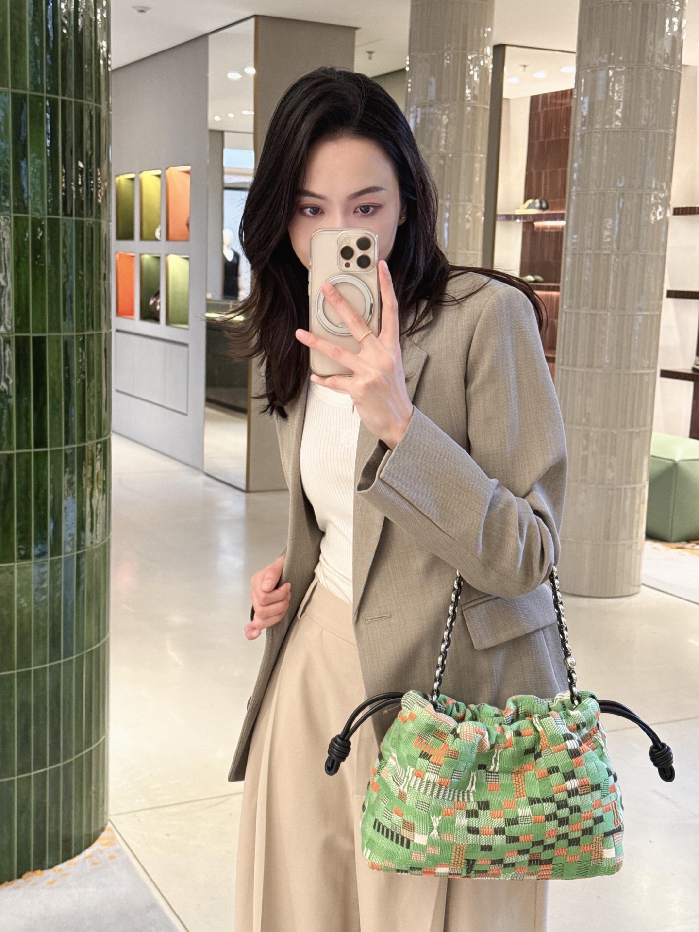 NO:544953,Loew* 25FW autumn and winter new model, back waist-closed bag suit collar jacket | Exclusive yb development!  High-end production!  The high-end gray brown worsted fabric is made of delicate texture and draped. The front is the lapel and double buckle design of a classic suit, which is simple and capable; the back is a pioneer design of pleated waist-closing + leather buckle, breaking the convention, collides with soft elements, and the folds flow naturally with the action, giving the suit an unprecedented dynamic aesthetic. S/M/L is available in stock, loewe, jackets & coats, business suit, alexander wang19860909Loew* 25FW秋冬新款 后背收腰盖袋西装领外套丨独家yb开发！高版出品！采用高级灰咖色精纺面料,质感细腻且自带垂坠感.正面是经典西装的翻领与双扣设计,简约干练；背面则以抽褶收腰+皮革扣带的先锋设计打破常规,将硬朗西装与柔美元素碰撞,行走间褶皱随动作自然流动,赋予西装前所未有的动态美学.现货发售S/M/L,,loewe,jackets & coats,business suit,alexander wang,Women's clothing