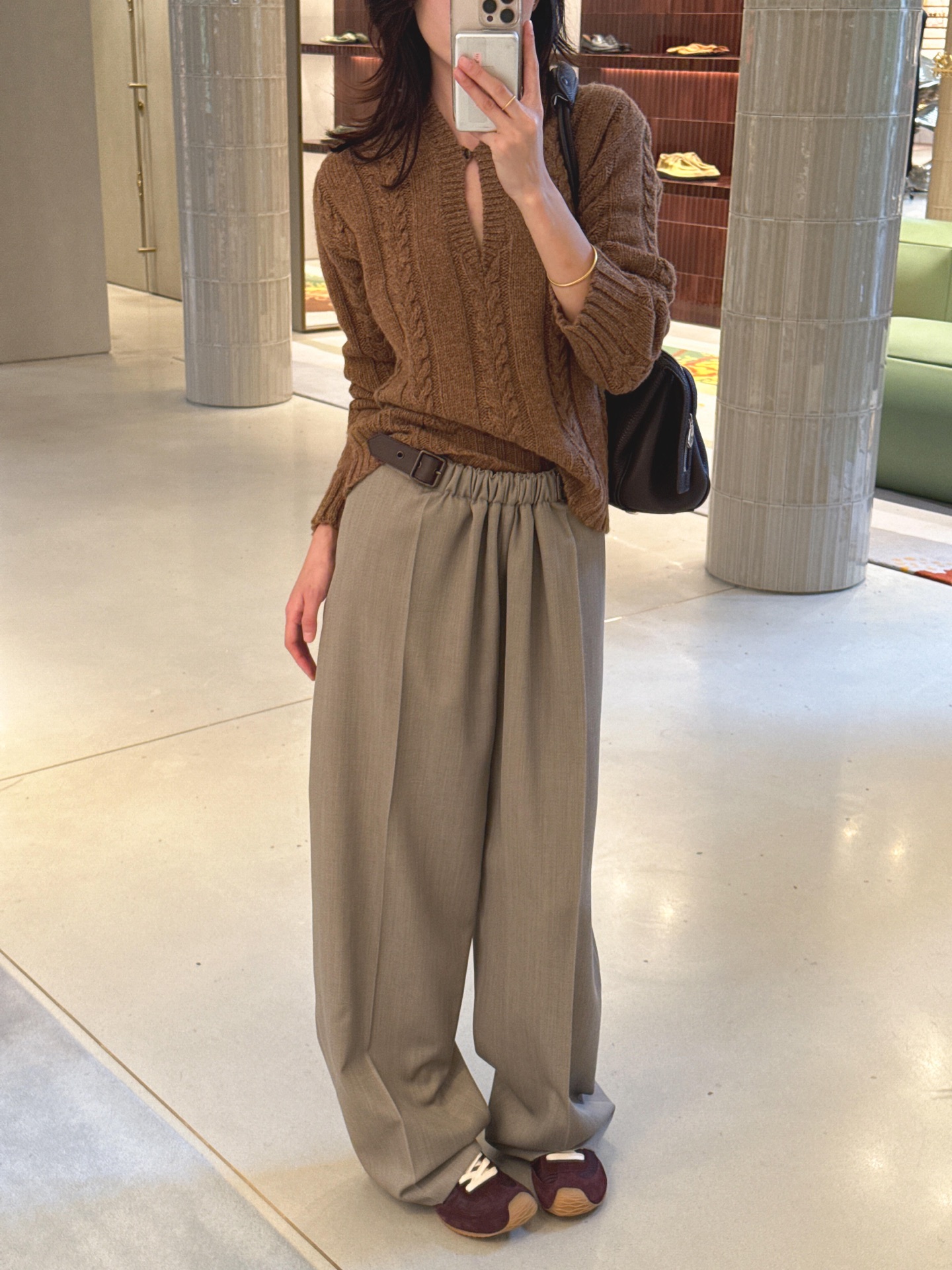 NO:544965,Loew* 25FW autumn and winter new style wool belt wide-leg trousers | Exclusive yb development!  High-end production!  High-end gray wool fabric is made of soft and has a delicate texture, which is warm and textured in autumn and winter. The draped fabric characteristics make the pants more fluid. The high-waisted flower bud waist is paired with the iconic leather belt to easily outline the waistline and instantly optimize the body proportions; the ultra-wide-leg silhouette naturally hangs from the waist, covering the flesh and making it look thinner, and injects a strong fashion aura into the shape, and a small person can also wear it with a 'one meter eight' sense. S/M/L on sale in stock, loewe, alexander wang19860909Loew* 25FW秋冬新款 羊毛腰带阔腿长裤丨独家yb开发！高版出品！选用高级灰调羊毛面料,触感柔软且自带细腻纹理,秋冬穿着保暖又显质感.垂坠的面料特性让裤型更具流动感,高腰花苞式腰头搭配标志性的皮革腰带,轻松勾勒腰线,瞬间优化身材比例；超阔腿廓形从腰际自然垂落,遮肉显瘦的同时,为造型注入强烈的时尚气场,小个子也能穿出“一米八”既视感.现货发售S/M/L,,loewe,alexander wang,Women's clothing