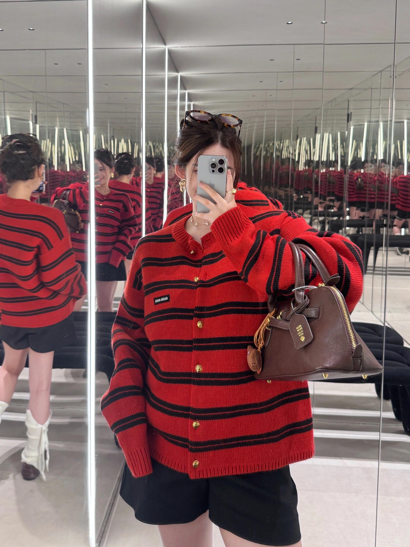 NO:545066,MiuMi* 25Fw autumn and winter new style retro striped round neck knitted cardigan丨Exclusive yb development!  High-end production!  The cashmere wool worsted fabric is soft and has excellent warmth. The round neck design is simple and atmospheric. It is matched with the brand's iconic gold metal buttons, and the details show a luxurious texture. The contrasting stripes are intertwined with warm red and classic black, which is very visually impactful and instantly awakens the vitality of autumn and winter outfits. S/M/L on sale in stock, miumiu, alexander wang19860909MiuMi* 25Fw秋冬新款 复古条纹圆领针织开衫丨独家yb开发！高版出品！采用羊绒羊毛精纺面料,触感柔软且保暖性出色,圆领设计简约大气,搭配品牌标志性的金色金属纽扣,细节处尽显奢华质感；以热烈红与经典黑交织出撞色条纹,在视觉上极具冲击力,瞬间唤醒秋冬穿搭的活力感.现货发售S/M/L,,miumiu,alexander wang,Women's clothing