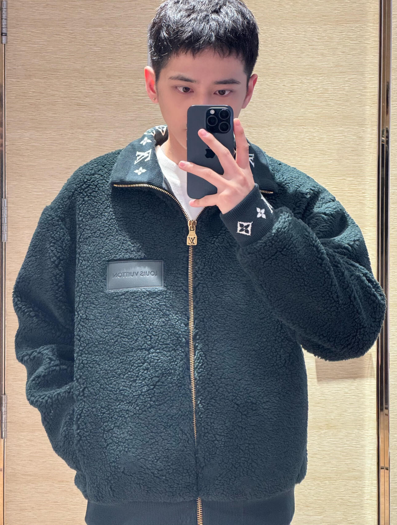 NO:545050,Louis Vuitto* 25Fw autumn and winter new style dark green lamb velvet jacket | Exclusive yb development!  High-end production!  Design details show the brand recognition, classic presbyterian elements jacquards with necklines and cuffs, interpreting the brand heritage with exquisite craftsmanship; the leather brand logo patch on the chest is low-key but iconic; paired with golden metal zippers, the tension of luxury bursts in the dark green background, and every detail tells the ingenuity and style. S/M/L is available in stock, louis vuitton, jackets & coats, alexander wang19860909Louis Vuitto* 25Fw秋冬新款 深墨绿色羊羔绒外套丨独家yb开发！高版出品！设计细节处处彰显品牌辨识度领口与袖口的经典老花元素提花,以精致工艺演绎品牌传承；胸前的皮革品牌标识贴片,低调却极具标志性；搭配金色金属拉链,在深墨绿的底色中迸发出奢潮张力,每一处细节都在诉说匠心与格调.现货发售S/M/L,,louis vuitton,jackets & coats,alexander wang,Women's clothing