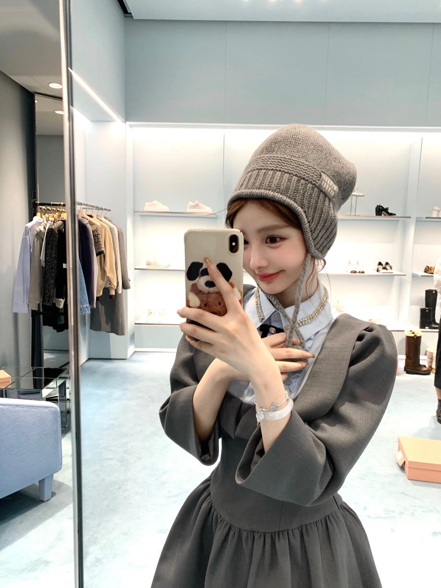 NO:545081,Miumi* 25Fw autumn and winter new style, ear protection ball cashmere knit hat | Exclusive yb development!  High-end production!  Selected high-quality cashmere blend fabric, the knitted texture is delicate and dense, the touch is soft and skin-friendly, the classic ear-protecting style effectively resists the cold wind, protects both ears from freezing, the plush balls on both sides are playful and cute, injecting sweet elements into the overall shape; the hat body brand logo is low-key and recognizable, and the details show the identity of the luxury brand, and the sweet and cool style is instantly full. Spot sale one-size (F), miumiu, hats, alexander wang19860909Miumi* 25Fw秋冬新款 护耳毛球羊绒针织帽丨独家yb开发！高版出品！精选高品质羊绒混纺面料,针织纹理细腻密实,触感柔软亲肤,经典护耳版型有效抵御寒风,呵护双耳不受冻,两侧的毛绒球俏皮可爱,为整体造型注入甜美元素；帽身品牌标识低调又具辨识度,细节处彰显奢牌身份,甜酷风格瞬间拉满.现货发售均码（F),,miumiu,hats,alexander wang,Women's clothing