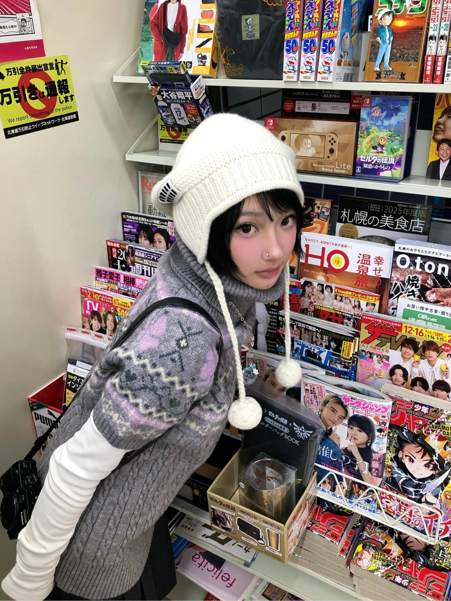 NO:545023,Miumi* 25Fw new autumn and winter ear protection wool ball cashmere knitted hat丨Exclusively developed by yb!  High quality production!  Selected high-quality cashmere blended fabric, the knitted texture is fine and dense, soft and skin-friendly. The classic ear protection version can effectively resist the cold wind and protect the ears from freezing. The plush balls on both sides are playful and cute, injecting sweet elements into the overall look. The brand logo on the hat body is low-key and recognizable, and the details highlight the identity of the luxury brand. The sweet and cool style is instantly full. Ready for sale in one size (F),, miumiu, hats, alexander wang19860909Miumi* 25Fw秋冬新款 护耳毛球羊绒针织帽丨独家yb开发！高版出品！精选高品质羊绒混纺面料,针织纹理细腻密实,触感柔软亲肤,经典护耳版型有效抵御寒风,呵护双耳不受冻,两侧的毛绒球俏皮可爱,为整体造型注入甜美元素；帽身品牌标识低调又具辨识度,细节处彰显奢牌身份,甜酷风格瞬间拉满.现货发售均码（F),,miumiu,hats,alexander wang,Women's clothing