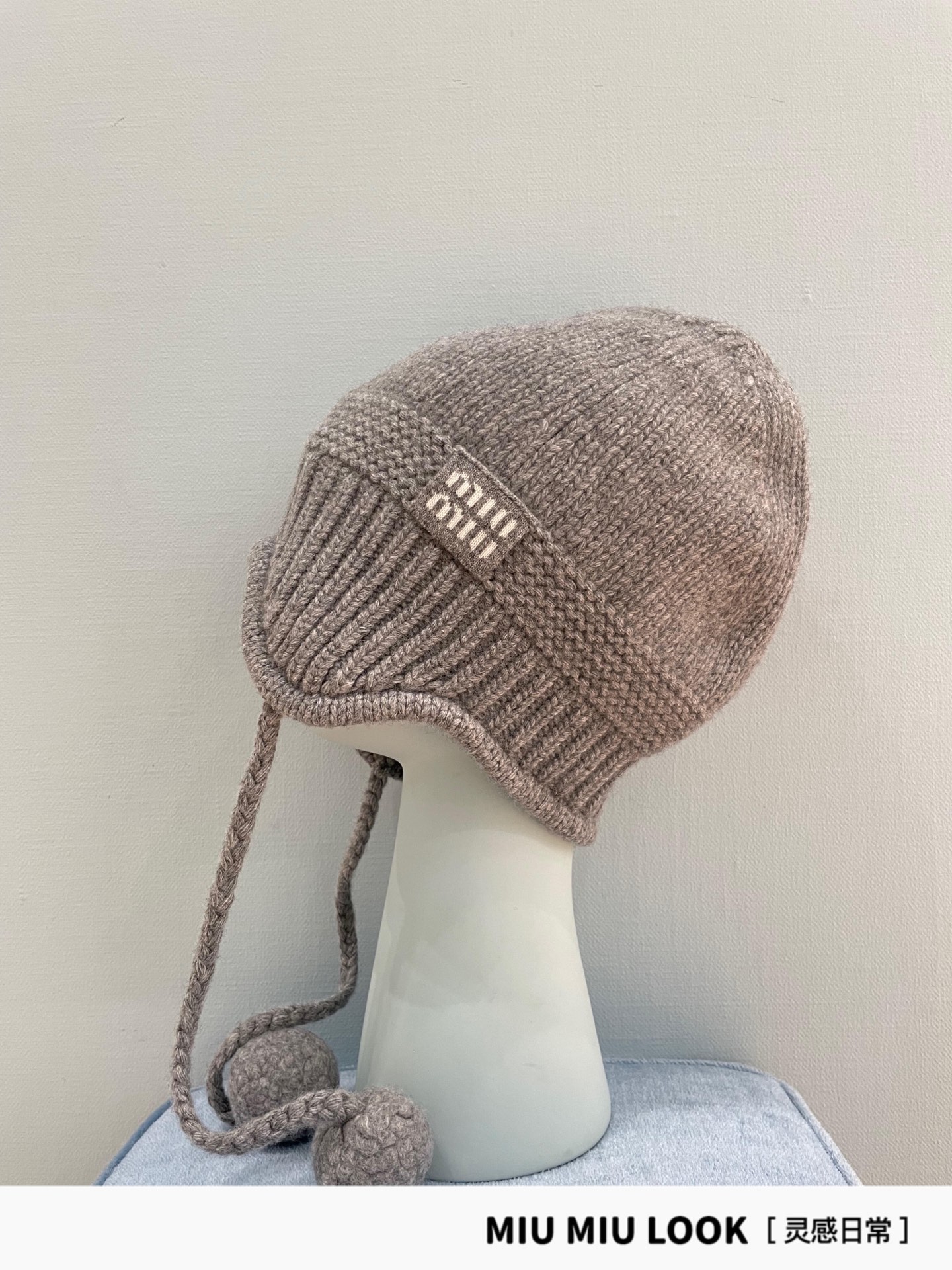 NO:545015,Support replacement Miumi* 25Fw autumn and winter new style, ear protection ball cashmere knit hat | Exclusive yb development!  High-end production!  Selected high-quality cashmere blend fabric, the knitted texture is delicate and dense, the touch is soft and skin-friendly, the classic ear-protecting style effectively resists the cold wind, protects both ears from freezing, the plush balls on both sides are playful and cute, injecting sweet elements into the overall shape; the hat body brand logo is low-key and recognizable, and the details show the identity of the luxury brand, and the sweet and cool style is instantly full. Spot sale one-size (F) counter synchronization, miumiu, hats, alexander wang19860909支持换款 Miumi* 25Fw秋冬新款 护耳毛球羊绒针织帽丨独家yb开发！高版出品！精选高品质羊绒混纺面料,针织纹理细腻密实,触感柔软亲肤,经典护耳版型有效抵御寒风,呵护双耳不受冻,两侧的毛绒球俏皮可爱,为整体造型注入甜美元素；帽身品牌标识低调又具辨识度,细节处彰显奢牌身份,甜酷风格瞬间拉满.现货发售均码（F)专柜同步,,miumiu,hats,alexander wang,Women's clothing