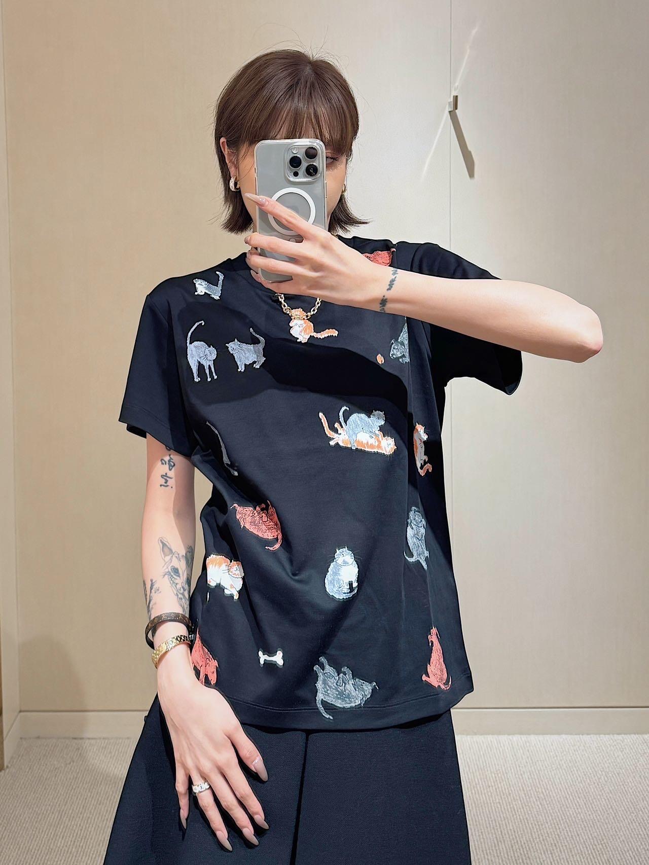 NO:545039,Louis Vuitto* 25Fw autumn and winter new style cute cat printed short-sleeved T-shirt | Exclusive yb development!  High-end production!  The full cat prints are presented in delicate craftsmanship. Each cat has different postures, either sitting lazy, playing, or looking curiously. Against the background of the pure black background, the color layers are clear and artistic, as if a miniature 'cat paradise' is worn on the body. Paired with the brand's iconic metal chain cat necklace, echoing the theme from the details, the exquisiteness of the luxury goods instantly fills up. S/M/L is available in stock, louis vuitton, T-shirt, tees, t-shirt, necklace, alexander wang19860909Louis Vuitto* 25Fw秋冬新款 萌趣猫咪印花短袖T恤丨独家yb开发！高版出品！满幅的猫咪印花采用细腻工艺呈现,每一只喵都姿态各异或慵懒瘫坐、或俏皮玩闹、或好奇张望,在纯黑底色的衬托下,色彩层次分明又极具艺术感,仿佛将一个微型“猫咪乐园”穿在了身上.搭配品牌标志性的金属链条猫咪项链,从细节处呼应主题,奢品的精致感瞬间拉满.现货发售S/M/L,,louis vuitton,T-shirt,tees，t-shirt,necklace,alexander wang,Women's clothing