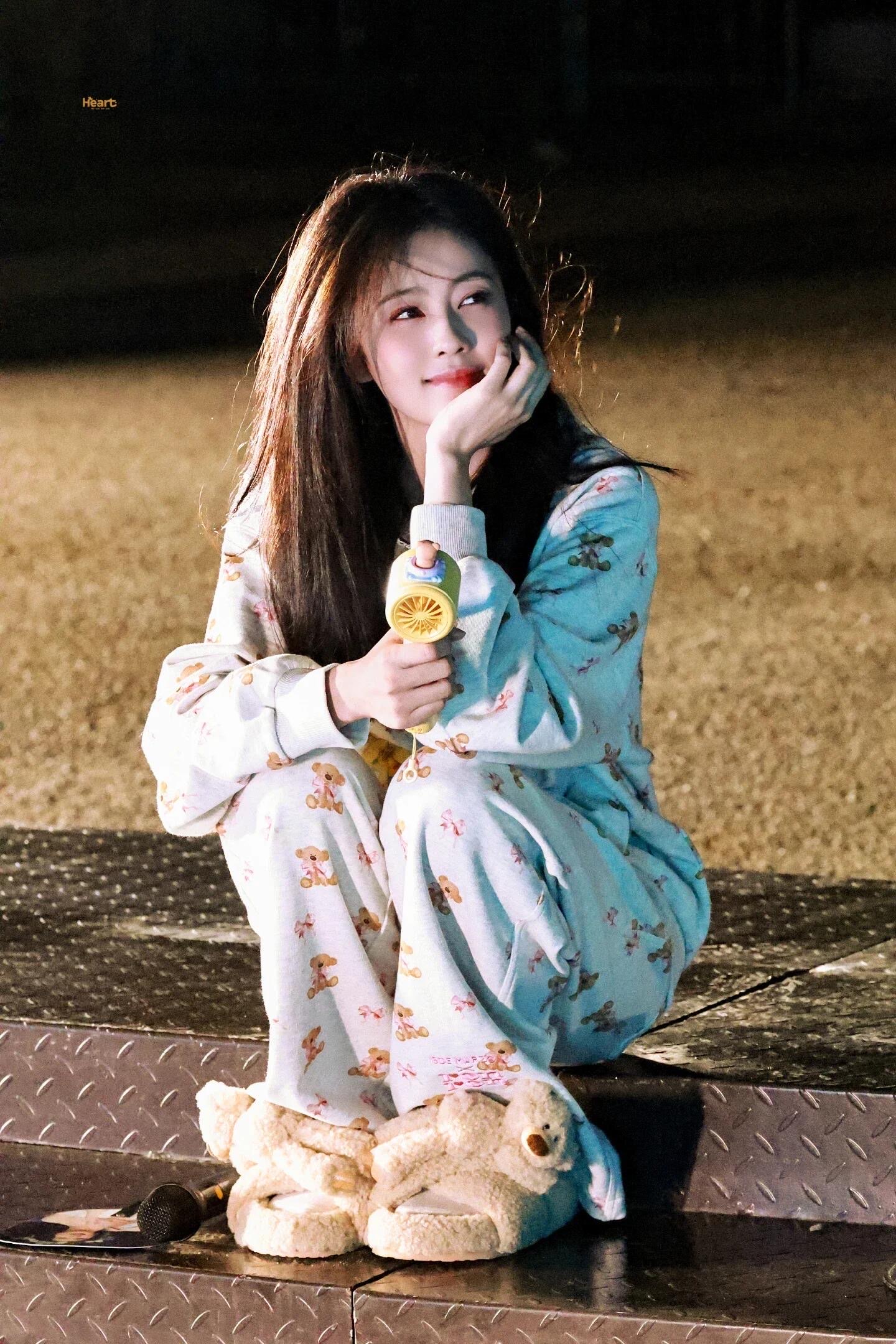 NO:546175,Jacket Sleeper 13DE X RONR*N Co-branded series 25Fw autumn new style Full-print casual hooded sweater jacket + Sleeper suit | Exclusive high-end production!  The full picture of bear print comes with healing buff. Each bear is tied with a pink bow and is sweetly 'sticked' on the beige/light gray background. It is so cute that it is foul but not childish. The combination of hooded zipper sweatshirts + wide-leg sweatshirts is the standard for lazy and casualness; the loose style is very friendly to all figures, and it is the comfort of 'wearing clouds on your body'. The brand logo in the details is scheming, and the trendy attributes are directly full. S/M/L is available in stock, hoodie, sweatshirts, jackets & coats, hats, alexander wang19860909外套 卫裤 13DE X RONR*N 联名系列 25Fw秋季新款 满印休闲连帽卫衣外套+卫裤套装丨独家高版出品！满幅的小熊印花自带治愈buff,每只小熊都系着粉色蝴蝶结,在米白/浅灰的底色上甜甜地“贴贴”,可爱到犯规却又不幼稚.连帽拉链卫衣+阔腿卫裤的组合,是慵懒随性的标配；宽松版型对各种身材都很友好,穿上就是“把云朵穿在身上”的舒适感.细节处的品牌标识暗藏心机,潮人属性直接拉满.现货发售S/M/L,,hoodie,sweatshirts,jackets & coats,hats,alexander wang,Women's clothing