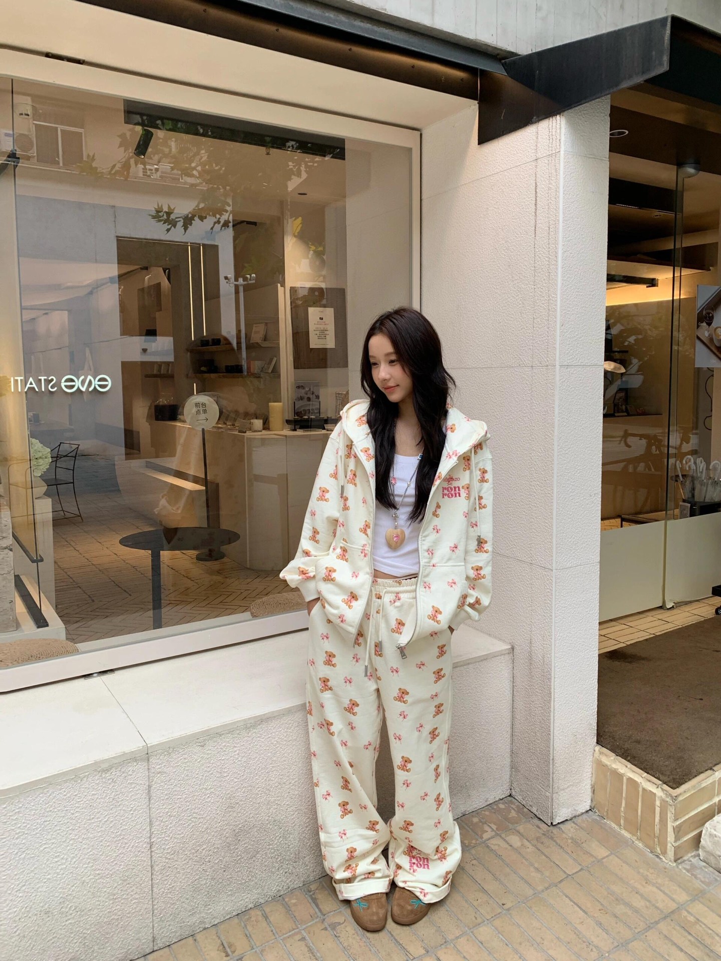 NO:546186,Jacket Sleeper 13DE X RONR*N Co-branded series 25Fw autumn new style Full-print casual hooded sweater jacket + Sleeper suit | Exclusive high-end production!  The full picture of bear print comes with healing buff. Each bear is tied with a pink bow and is sweetly 'sticked' on the beige/light gray background. It is so cute that it is foul but not childish. The combination of hooded zipper sweatshirts + wide-leg sweatshirts is the standard for lazy and casualness; the loose style is very friendly to all figures, and it is the comfort of 'wearing clouds on your body'. The brand logo in the details is scheming, and the trendy attributes are directly full. S/M/L is available in stock, hoodie, sweatshirts, jackets & coats, hats, alexander wang19860909外套 卫裤 13DE X RONR*N 联名系列 25Fw秋季新款 满印休闲连帽卫衣外套+卫裤套装丨独家高版出品！满幅的小熊印花自带治愈buff,每只小熊都系着粉色蝴蝶结,在米白/浅灰的底色上甜甜地“贴贴”,可爱到犯规却又不幼稚.连帽拉链卫衣+阔腿卫裤的组合,是慵懒随性的标配；宽松版型对各种身材都很友好,穿上就是“把云朵穿在身上”的舒适感.细节处的品牌标识暗藏心机,潮人属性直接拉满.现货发售S/M/L,,hoodie,sweatshirts,jackets & coats,hats,alexander wang,Women's clothing