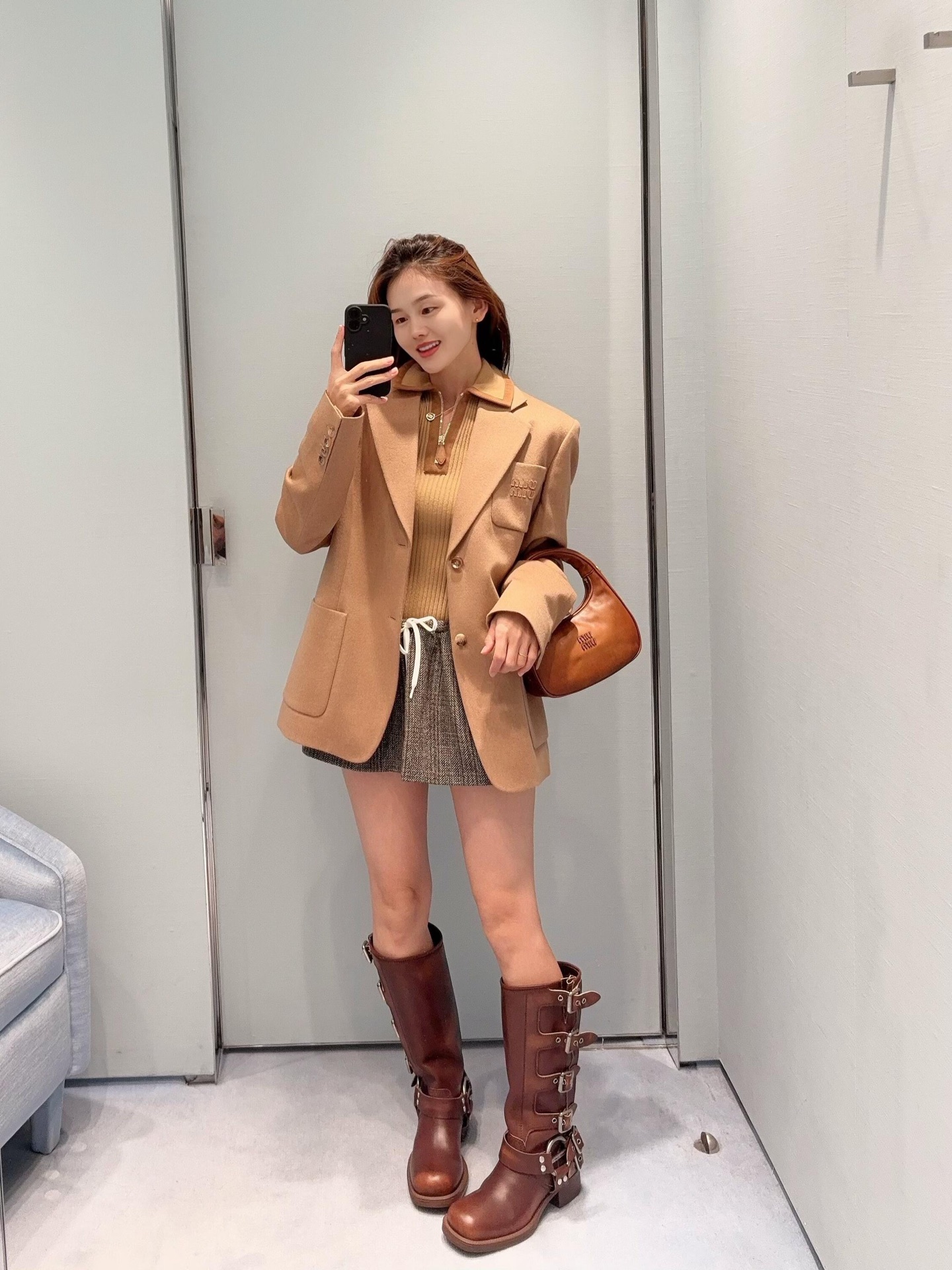 NO:546152,MiuMi* 25FW autumn and winter new style patch embroidered lapel suit jacket | Exclusive yb development!  High-end production!  Camel wool fabric has a high-end texture, and the classic lapel + double-breasted design is the elegant background color of commuter outfits, while the brand embroidery details on the chest quietly reveal the playful thoughts of Miu-style girls. The loose cut weakens the formality of the suit, but retains the lazy and noble temperament of the 'Upper East District Miss' in a casual manner. Whether it is single or layered, you can easily grasp the style level. S/M/L on sale in stock, miumiu, jackets & coats, business suit, alexander wang19860909MiuMi* 25FW秋冬新款 贴布绣翻领西装外套丨独家yb开发！高版出品！驼色羊毛面料自带高级质感,经典翻领+双排扣设计是通勤装的优雅底色,而胸口的品牌贴布绣细节,又悄悄泄露了Miu式少女的俏皮心思.宽松剪裁弱化了西装的正式感,却在随性中保留了“上东区大小姐”的慵懒贵气,无论是单穿还是叠搭,都能轻松拿捏风格层次.现货发售S/M/L,,miumiu,jackets & coats,business suit,alexander wang,Women's clothing