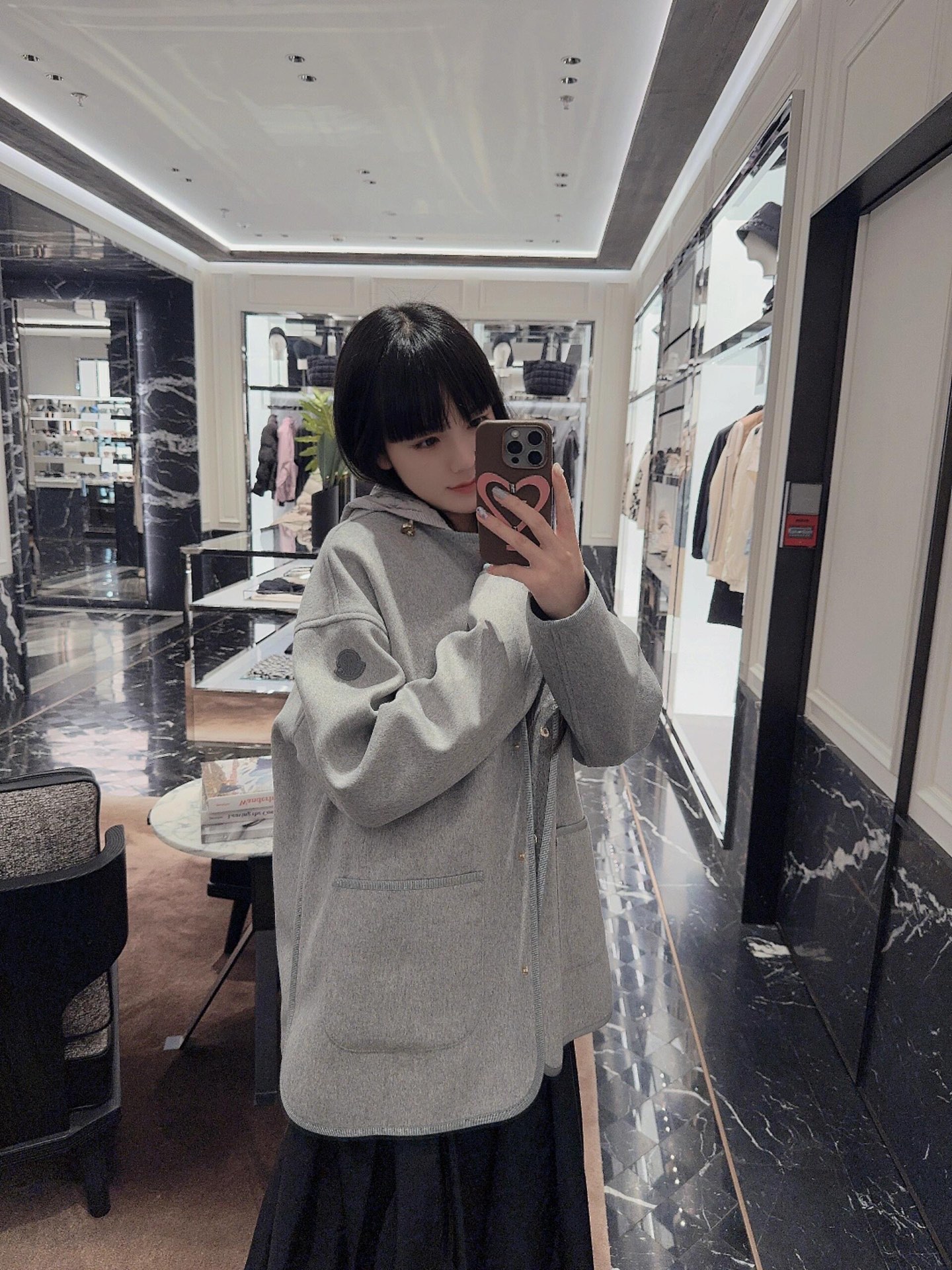 NO:546165,Moncl*r 25Fw autumn and winter new style Reposse women's three-in-one wool and cashmere short down jacket jacket | Exclusive yb development!  High-end production!  [Wear multiple clothes] Made of wool and cashmere fabric, a gorgeous three-in-one design, soft and glutinous as clouds, and the upper body has a high-end matte texture; the three-in-one modular design is a model of ingenuity-the outer layer is a short jacket with neat cut, simple and atmospheric silhouette, and the gold buckle embellishment shows French elegance; the removable down vest is hidden inside, lightweight filling but warm and full of shape, single wear is a vibrant layered item, and the inner wear injects fluffy and agility into the jacket. S/M/L,, jackets & coats, jackets & coats, down jacket, alexander wang19860909Moncl*r 25Fw秋冬新款 Reposse女士三合一羊毛和羊绒短款羽绒夹克外套丨独家yb开发！高版出品！【一衣多穿】采用羊毛和羊绒面料制成,华丽三合一设计,触感柔糯如云朵,上身自带高级哑光质感；三合一模块化设计堪称巧思典范——外层是剪裁利落的短款夹克,廓形简约大气,金扣点缀尽显法式优雅；内里隐藏可拆卸羽绒马甲,轻量充绒却暖意满格,单穿是活力叠穿单品,内搭则为外套注入蓬松灵动感.现货发售S/M/L,,jackets & coats,jackets & coats,down jacket,alexander wang,Women's clothing