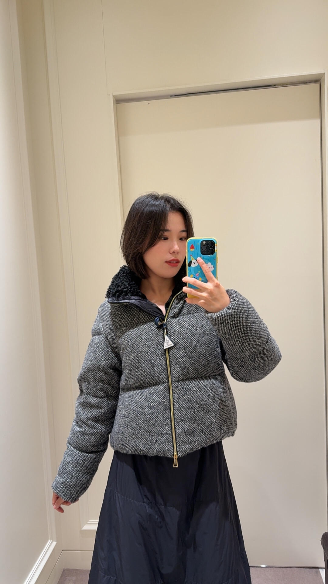 NO:546260,Mon*ler 25Fw autumn new style Brezesse woolen stand collar black label short down jacket | Exclusive yb development!  High-end production!  Select delicate blended wool fabric, woolen stand collar design, and the inner part is equipped with the signature down filling process, which makes the warmth and lightness look exquisitely balanced, taking into account the warmth and styling. The short cut is neat and high-rise, and it is easy to adapt to high-waisted pants, A-line skirts and other diverse bottoms, instantly optimizing the body proportions, so that you can always maintain the neat feeling of 'visual center of gravity shifting up' in autumn and winter outfits. S/M/L, skirts, jackets & coats, down jacket, alexander wang19860909Mon*ler 25Fw秋新款 Brezesse毛呢立领黑标短款羽绒服外套丨独家yb开发！高版出品！甄选细腻混纺毛呢面料,毛呢立领设计,内里搭载标志性羽绒填充工艺,将保暖性与轻便感精妙平衡,兼顾保暖与造型感,短款剪裁利落显高,轻松适配高腰裤、A 字裙等多元下装,瞬间优化身材比例,让你在秋冬穿搭中时刻保持“视觉重心上移”的利落感.现货发售S/M/L,,skirts,jackets & coats,down jacket,alexander wang,Women's clothing