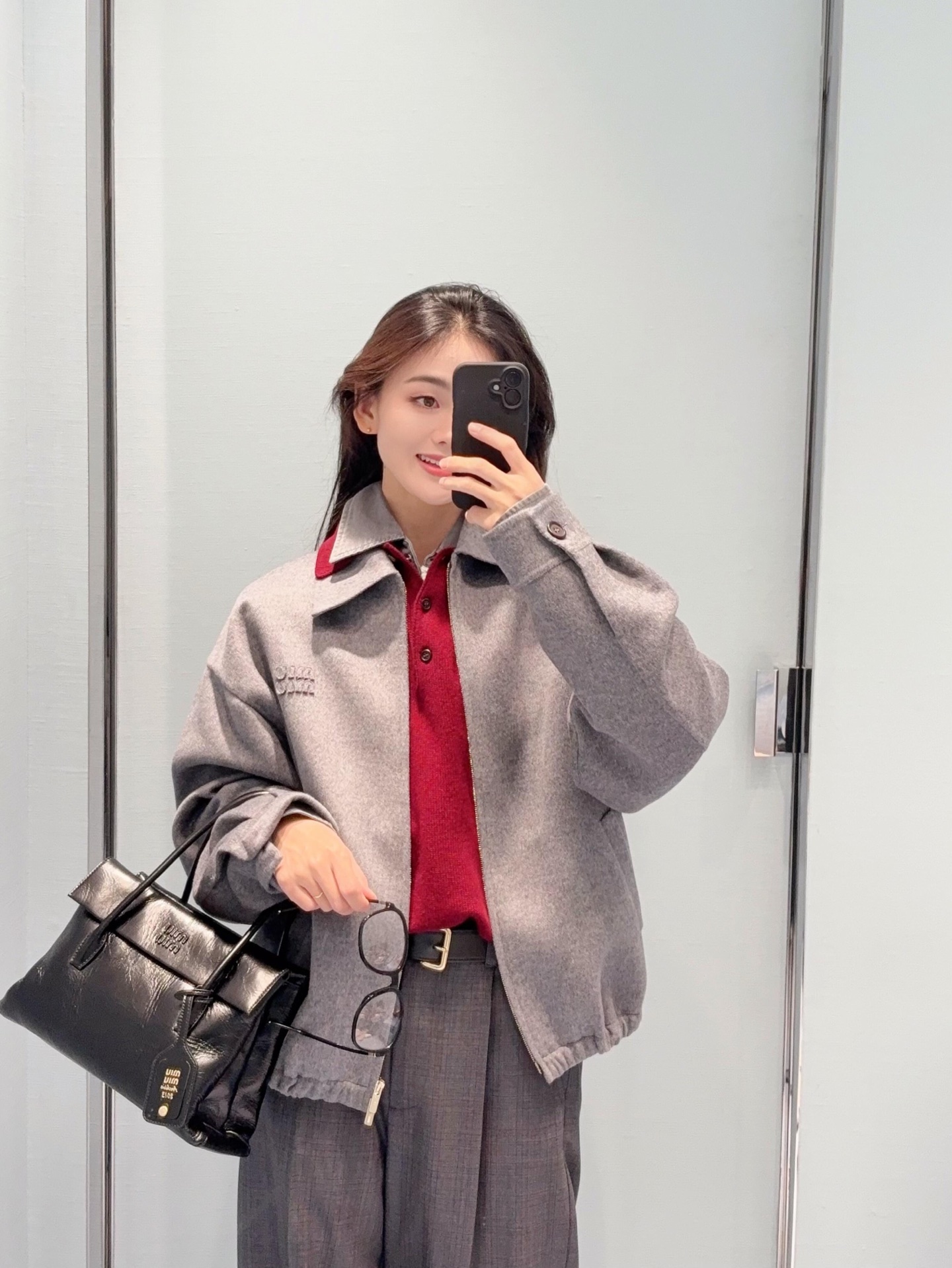 NO:547837,MiuMi* 25Fw autumn and winter new style simple style double-layer wool zipper jacket | Exclusive yb development!  High-end production!  Wool Niang material, soft and warm, super suitable for wearing in autumn and winter! Small lapel + zipper design, simple and elegant, low-key and noble. Gray versatile, bright color inner wear or Grey series are very outstanding, and you can wear it for commuting and leisure. The hem and cuffs are elastic and tight, comfortable and show your figure, French retro style, a must-have for fashionable wardrobe! 'Paired with the same series of pants or skirts, easy to get high-end outfit~ S/M/L, miumiu, skirts, jackets & coats, jackets & coats, alexander wang19860909MiuMi* 25Fw秋冬新款 简约风双层羊毛拉链夹克外套丨独家yb开发！高版出品！羊毛尼材质,柔软又保暖,秋冬穿超合适!小翻领+拉链设计,简约大方,低调贵气.灰色百搭,配亮色内搭或格雷系都很出彩,通勤休闲都能穿.衣摆和袖口松紧收腰,舒适又显身材,法式复古风,时髦精衣橱必备! ”搭配同系列裤装或裙装,轻松get高级感穿搭~现货发售S/M/L,,miumiu,skirts,jackets & coats,jackets & coats,alexander wang,Women's clothing