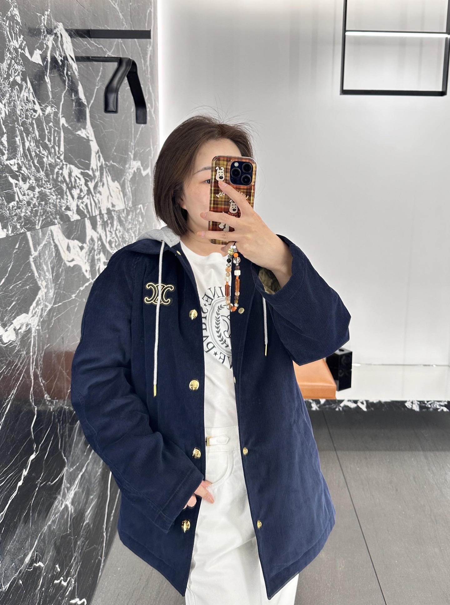 NO:548494,Celin* 25Fw autumn and winter new style Arc de Triomphe corduroy hooded jacket | Exclusive high-end production!  The gray hooded design is the finishing touch. The heavy corduroy is crisp and stylish, but it retains softness in the touch. It keeps warm and does not look bloated in autumn and winter. The detailed embellishment of metal buttons adds a sense of exquisiteness to the overall look, redefining the versatility and high-endness of autumn and winter jackets, allowing you to easily wear your own style between retro style and modern luxury. S/M/L is available in stock, celine, jackets & coats, jackets & coats, hats, alexander wang19860909Celin* 25Fw秋冬新款 凯旋门标灯芯绒连帽夹克外套丨独家高版出品！灰色连帽设计是点睛之笔,重磅灯芯绒挺括有型,却在触感上保留了柔软度,秋冬穿着保暖又不会显得臃肿.金属纽扣的细节点缀,为整体增添了精致感,重新定义秋冬外套的百搭与高级,让你在复古风潮与现代奢感之间,轻松穿出属于自己的风格层次.现货发售S/M/L,,celine,jackets & coats,jackets & coats,hats,alexander wang,Women's clothing