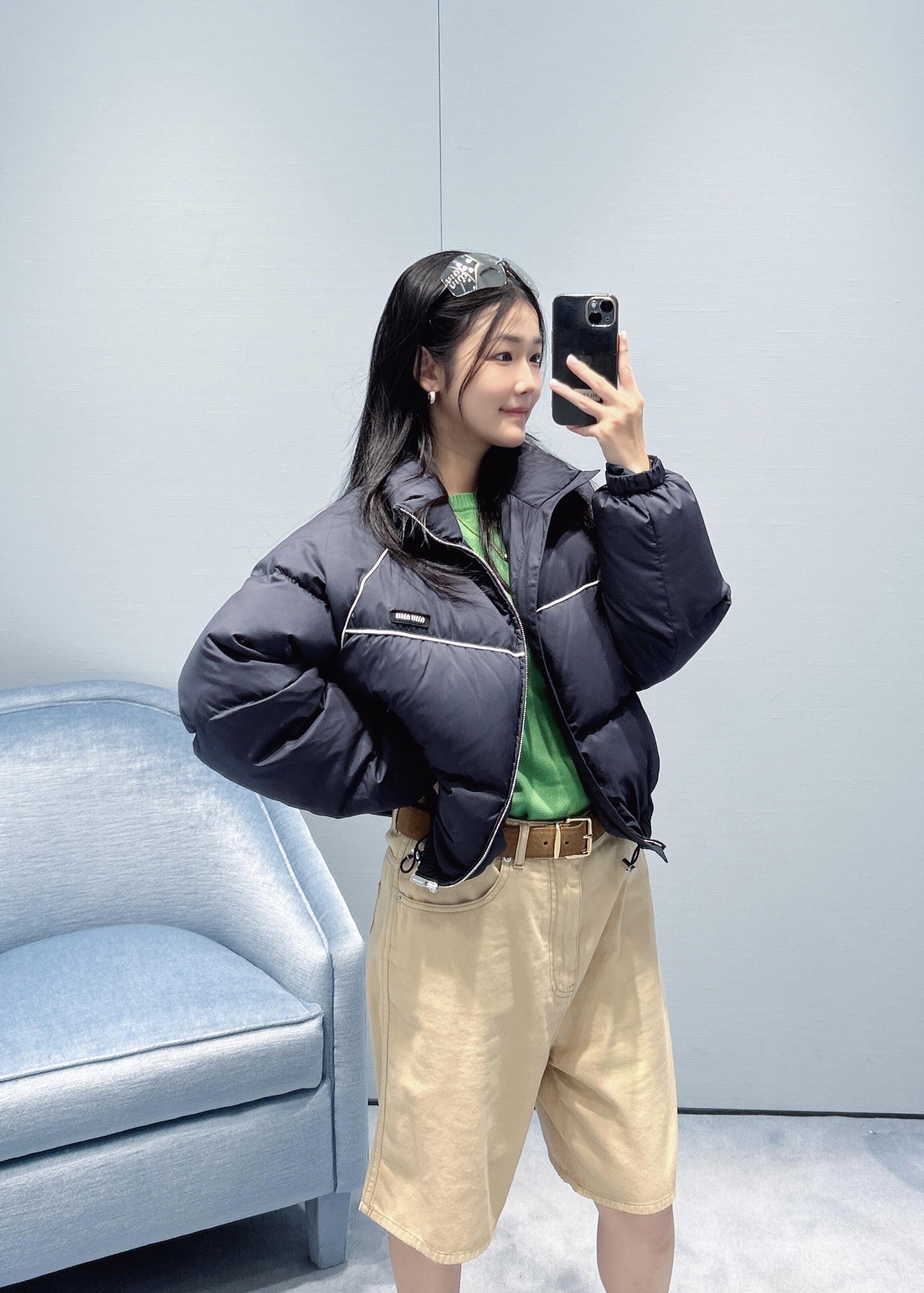 NO:548564,MiuMi* 25Fw early autumn new model short goose down jacket | Exclusive yb development!  High-end production!  Dark blue main tone + white lines, simple and sporty. High-quality goose-filled, light and warm, super suitable for wearing in autumn and winter! Short tailoring + waist-closing design, making it look taller and slim, small and friendly~ stand-up collar windproof, elastic and tighter cuffs and hem, practical and fashionable. It can be easily matched in daily commuting and leisure, comfortable and versatile, and is a must-have item for autumn and winter wardrobe! S/M/L on sale in stock, miumiu, down jacket, alexander wang19860909MiuMi* 25Fw早秋新款 短款鹅绒羽绒服丨独家yb开发！高版出品！深蓝色主调+白色线条,简约又有运动感.高品质鹅绒填充,轻薄保暖,秋冬穿超合适!短款剪裁+收腰设计,显高显瘦,小个子友好~立领防风,袖口和下摆松紧收口,实用又时髦.日常通勤、休闲都能轻松搭配,舒适又百搭,是秋冬衣橱必备单品!现货发售S/M/L,,miumiu,down jacket,alexander wang,Women's clothing