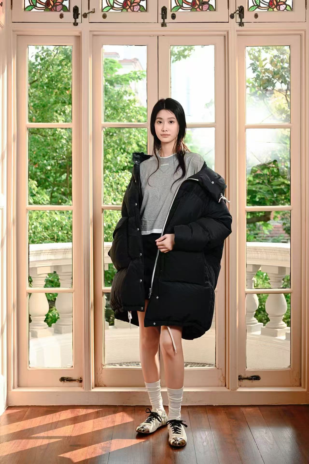 NO:548556,Prad* 25Fw autumn and winter new style, long goose down jacket jacket | Exclusive yb development!  High-end production!  The mid-length style is adopted, and the loose tailoring not only ensures the warmth of winter outfits, but also gives the style a casual and lazy style. The large pocket elements are very recognizable, which not only enhances practicality, but also adds a tough feeling of workwear to the overall shape; the hooded design is matched with white drawstrings, which highlights vitality in the details, and enhances windproof and warm performance. Whether it is daily going out or creating a high-end style, it can be easily controlled. S/M/L, prada, jackets & coats, down jacket, hats, alexander wang19860909Prad* 25Fw秋冬新款 长款鹅绒羽绒服外套丨独家yb开发！高版出品！采用中长款版型,宽松的剪裁既保障了冬日穿搭的保暖性,又赋予造型随性慵懒的风格.大口袋元素极具辨识度,不仅提升了实用性,还为整体造型增添了工装风的硬朗感；连帽设计搭配白色抽绳,细节处彰显活力,同时增强了防风保暖性能.无论是日常出街还是打造高级感造型,都能轻松驾驭.现货发售S/M/L,,prada,jackets & coats,down jacket,hats,alexander wang,Women's clothing