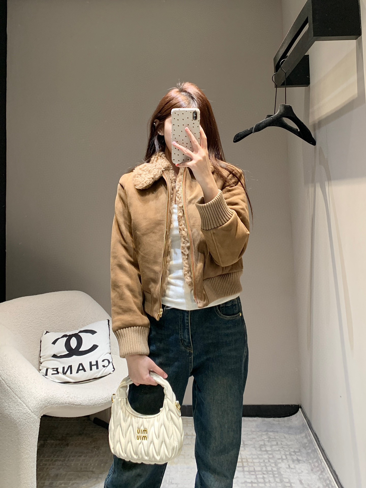 NO:548566,No standard model FW autumn and winter new style brown suede fur integrated jacket | Exclusive yb development!  High-end production!  The color is also the Maillard color system that is popular this year, which can easily create a high-end relaxation in autumn and winter, and easily open up a comfortable autumn day~ MIU girls are steadily controlled by the girl~ Super heavy industry has a heavy weight, soft, delicate and solid suede outer layer, and the inner layer is comfortable plush, just like the lapel material, it comes with extra points, blending handsomeness and femininity very well!  S/M/L, miumiu, jackets & coats, jackets & coats, chamois leather, alexander wang19860909无标款 FW秋冬新款 棕色麂皮皮毛一体夹克外套丨独家yb开发！高版出品！颜色也是今年大火的美拉德色系,轻松营造秋冬高阶松弛感轻松开启惬意秋日~MIU系女孩拿捏的稳稳的~超级重工有分量的一件,柔软细腻扎实的麂皮外层,内里是舒服的毛绒,和翻领材质一样,出场自带加分 将帅气和女人味融合得很好！现货发售S/M/L,,miumiu,jackets & coats,jackets & coats,chamois leather,alexander wang,Women's clothing