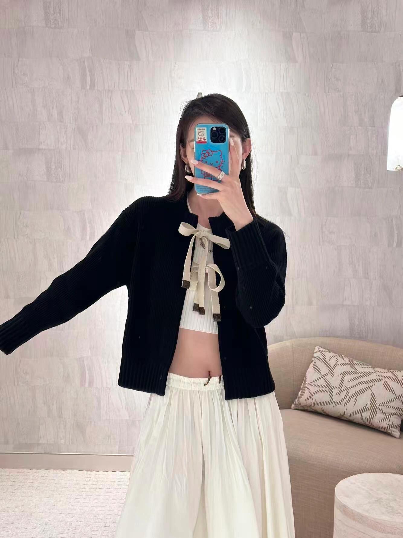 NO:548576,Louis Vuitto* 25Fw autumn and winter new style, ribbon element knitted cardigan cover丨Exclusive yb development!  High-end production!  The most eye-catching thing is the beige ribbon design at the neckline. The end of the ribbon is decorated with LV classic presbyterian logo. When tied into a bow, it is a sweet French-style elegant element. When untied, it adds a bit of casual and lazy. It has multiple styles to show the ingenuity of outfits. S/M/L is available in stock, louis vuitton, louis vuitton, alexander wang19860909Louis Vuitto* 25Fw秋冬新款 丝带元素针织开衫套丨独家yb开发！高版出品！最吸睛的当属领口处的米色丝带设计,丝带末端点缀LV经典老花标识,系成蝴蝶结时是法式优雅的甜美元素,解开时又添几分随性慵懒,一衣多风格,尽显穿搭巧思.现货发售S/M/L,,louis vuitton,louis vuitton,alexander wang,Women's clothing