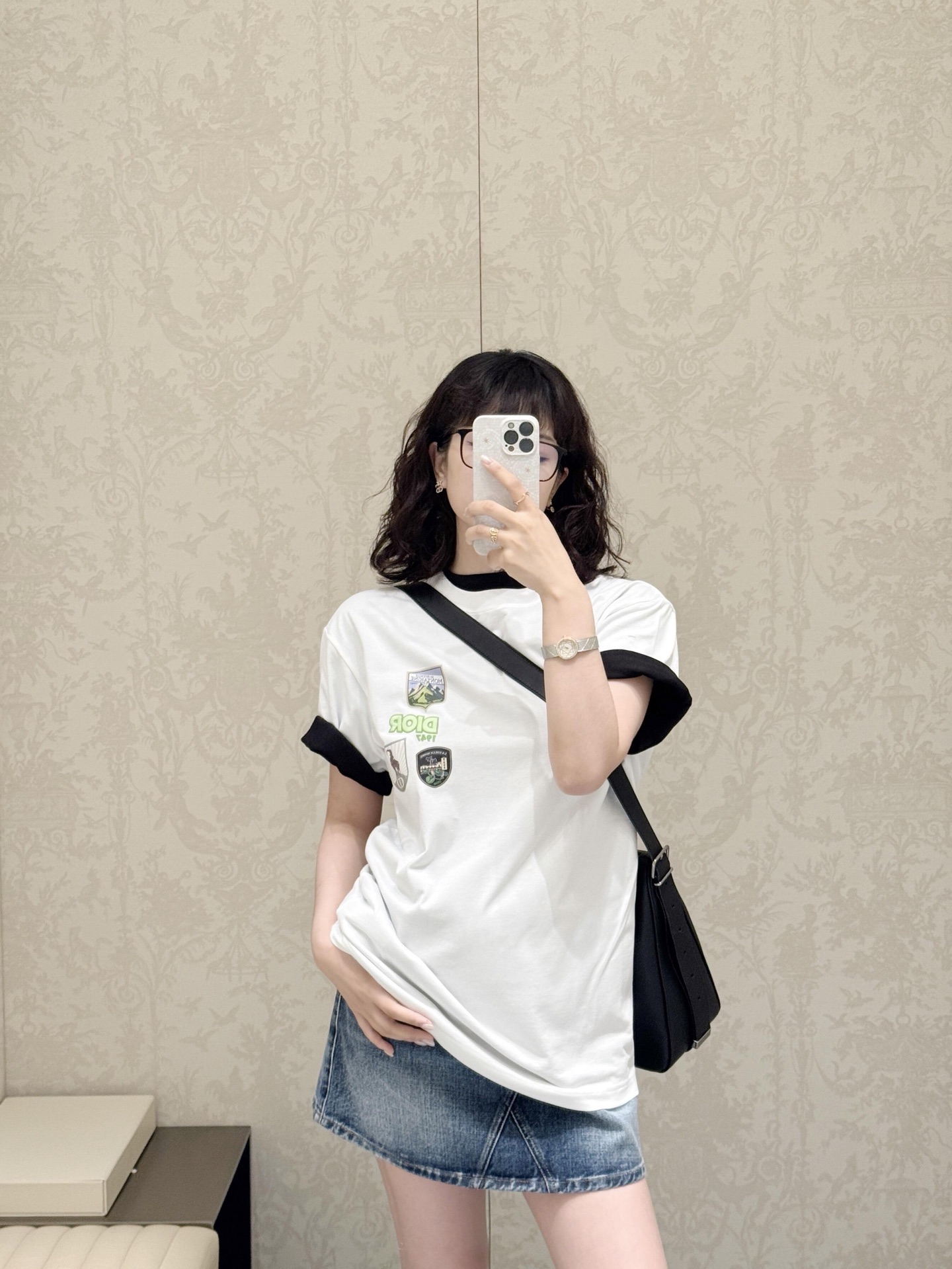 NO:548620,Dio* 26Ss early spring new style multi-element badge round neck short-sleeved T-shirt丨Exclusive yb development!  High-end production!  The same style of men and women adopts oversize loose style, which is friendly to all body shapes. It can not only create a casual and lazy boyfriend style, but also adapt to the sweet and cool outfit of women's missing bottoms. It is selected for high-quality cotton, skin-friendly and breathable, and is crisp and stylish. You can easily control daily commuting, leisure outing or light luxury social scenes. S/M/L, dior, versace, T-shirt, tees, t-shirt, alexander wang19860909Dio* 26Ss早春新款 多元素徽章圆领短袖T恤丨独家yb开发！高版出品！男女同款 采用oversize宽松版型,对各种身形友好,既能打造随性慵懒的男友风,也能适配女性下衣失踪的甜酷穿搭.甄选高品质棉料,亲肤透气且挺括有型,日常通勤、休闲出街或轻奢社交场景都能自如驾驭.现货发售S/M/L,,dior,versace,T-shirt,tees，t-shirt,alexander wang,Women's clothing