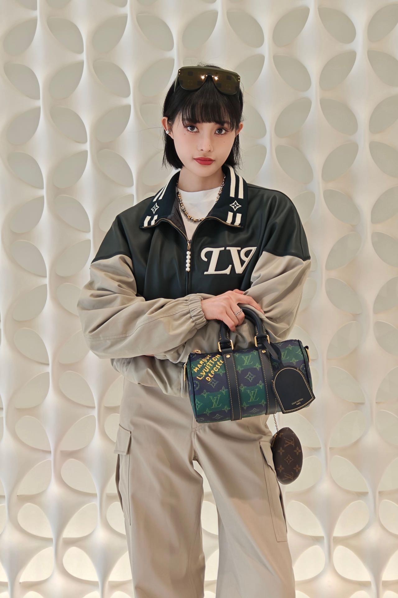 NO:549102,Louis Vuitto* 25Fw autumn and winter new style dark green leather nylon 3D signature pearl zipper jacket丨Exclusive yb development!  High-end production!  The delicate luster of dark green leather collides with the casual texture of light gray nylon, forming a strong visual contrast. The three-dimensional 3D signature logo on the chest is very recognizable. The Oversize loose style is friendly to all kinds of body shapes. It is street-style for boys to wear. Girls can create a sweet and cool feeling of missing bottoms, and can also switch styles through inner wear!  S/M/L, louis vuitton, versace, jackets & coats, alexander wang19860909Louis Vuitto* 25Fw秋冬新款 墨绿皮革尼龙3D签名珍珠拉链外套丨独家yb开发！高版出品！墨绿皮革的细腻光泽与浅灰尼龙的随性质感碰撞,形成强烈视觉反差,胸前立体3D签名标识极具辨识度,Oversize宽松版型对各种身形友好,男生穿是街头雅痞风,女生穿可打造下衣失踪的甜酷感,亦能通过内搭切换风格！现货发售S/M/L,,louis vuitton,versace,jackets & coats,alexander wang,Women's clothing