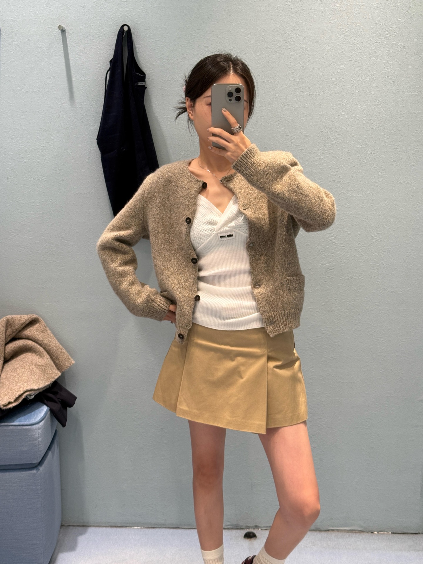 NO:549130,Miumi* 25Fw early autumn new style Miumi tea brown round neck knitted cardigan丨Exclusive yb development!  High-end production!  Selected skin-friendly wool worsted fabric, the main tone of milk tea brown is versatile and full of healing. The classic round neck short silhouette is adopted, and the neat tailoring outlines the casual and lazy slack feeling; the retro black buttons echo the details of the pockets on both sides, cleverly combining the elegant French exquisiteness with the casual style of street girls. The soft and glutinous knitted texture brings a double warmth of vision and touch in autumn and winter. S/M/L, miumiu, alexander wang19860909Miumi* 25Fw早秋新款 奶茶棕圆领针织开衫丨独家yb开发！高版出品！甄选亲肤羊毛精纺面料,奶茶棕主调百搭又充满治愈感.采用经典圆领短款廓形,利落的剪裁勾勒出随性慵懒的松弛感；复古感黑色纽扣与两侧口袋形成细节呼应,将法式优雅的精致感与街头少女的率性风巧妙糅合,软糯的针织纹理在秋冬带来视觉与触觉的双重温暖暴击.现货发售S/M/L,,miumiu,alexander wang,Women's clothing