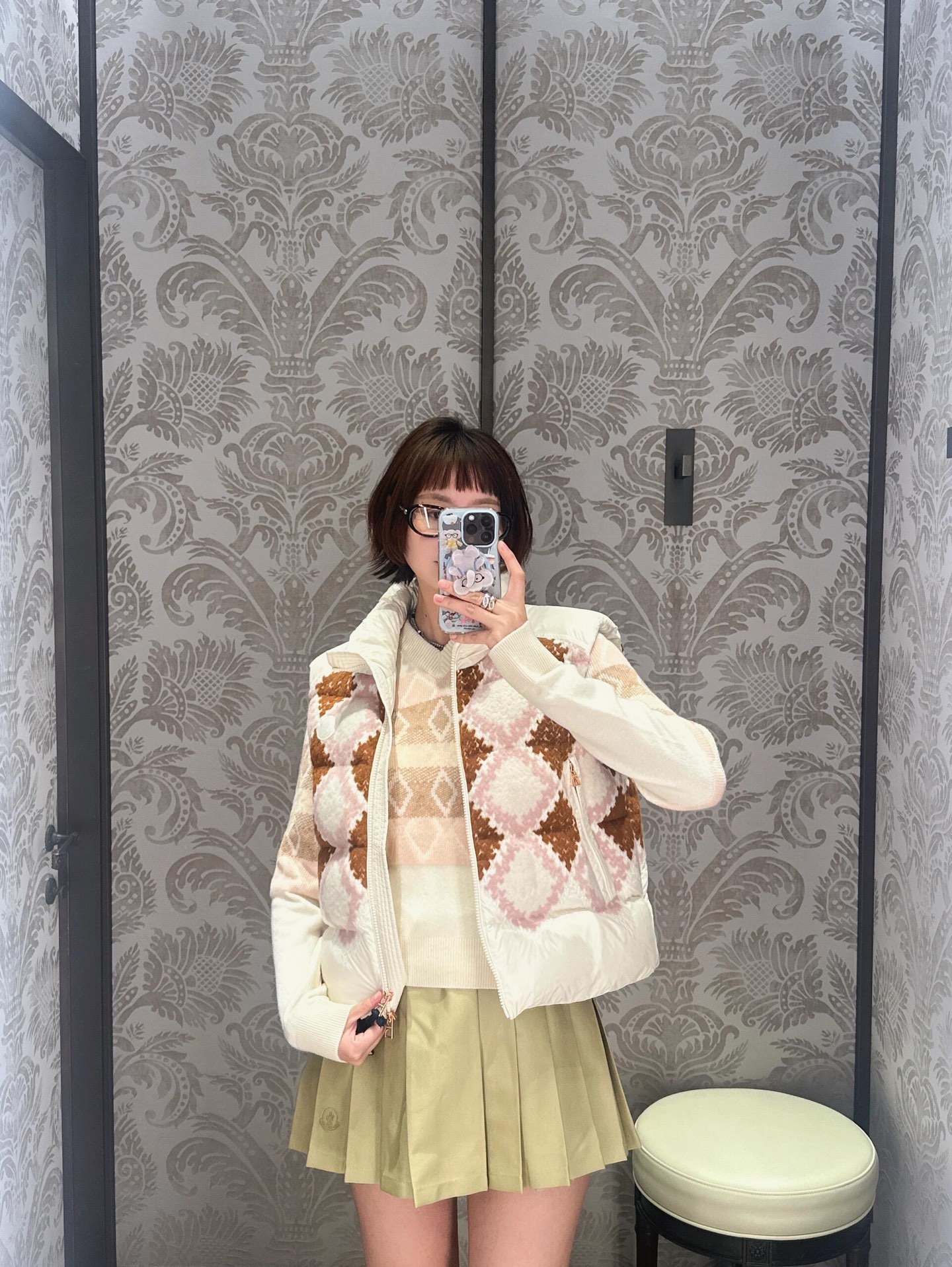 NO:549140,Moncle* 25Fw autumn and winter new style Armathia stand-up collar plaid short down vest | Exclusive yb development!  High-end production!  The short stand-up collar silhouette is adopted, and the neat cut is instantly raised. The stand-up collar design can resist the cold wind and add a cool aura. The pink and brown diamond-shaped knitted down fabric boldly combines the elegance of retro plaid with the iconic down warmth. The metal zipper and brand logo details achieve a delicate balance between exquisiteness and function. S/M/L is available in stock, Armani, down jacket, alexander wang19860909Moncle* 25Fw秋冬新款 Armathia立领格纹短款羽绒马甲丨独家yb开发！高版出品！采用短款立领廓形,利落剪裁瞬间提升腰线,立领设计既能抵御寒风又添飒爽气场；粉棕菱格纹针织拼接羽绒面料,将复古格纹的优雅与标志性的羽绒保暖性大胆融合,金属拉链与品牌徽标细节,更在精致感与机能感间达成精妙平衡.现货发售S/M/L,,armani,down jacket,alexander wang,Women's clothing