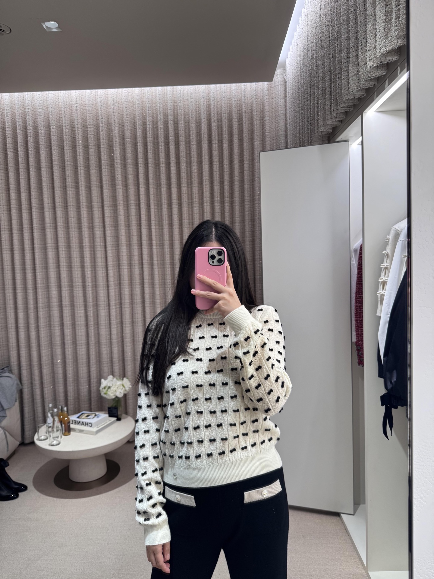 NO:549154,Chane* 25K high-end handmade workshop series new bow round neck long-sleeved knitted top丨Exclusively developed by yb!  High quality production!  Select soft, waxy and crisp wool blended fabrics, using a round neck and long sleeve silhouette. The classic version hides ingenuity. On the black and white mixed knitted texture, the full three-dimensional bow jacquard is as interesting as an artistic symbol, combining the high-end texture of C with the girlishness.  Smart, sweet and cool are cleverly blended; the delicate knitted fabric brings both visual and tactile tenderness in autumn and winter, expressing French laziness and playful vitality in every gesture. Ready for sale S/M/L,,chanel,alexander  wang19860909Chane* 25K高级手工坊系列新款 蝴蝶结圆领长袖针织上衣丨独家yb开发！高版出品！甄选柔糯且挺括的羊毛混纺面料,采用圆领长袖廓形,经典版型暗藏巧思,黑白混织的针织纹理上,满幅立体蝴蝶结提花如艺术符号般充满趣味,将C的高级质感与少女的灵动甜酷巧妙糅合；细腻的针织面料在秋冬带来视觉与触觉的双重温柔,举手投足间尽释法式慵懒与俏皮活力.现货发售S/M/L,,chanel,alexander wang,Women's clothing