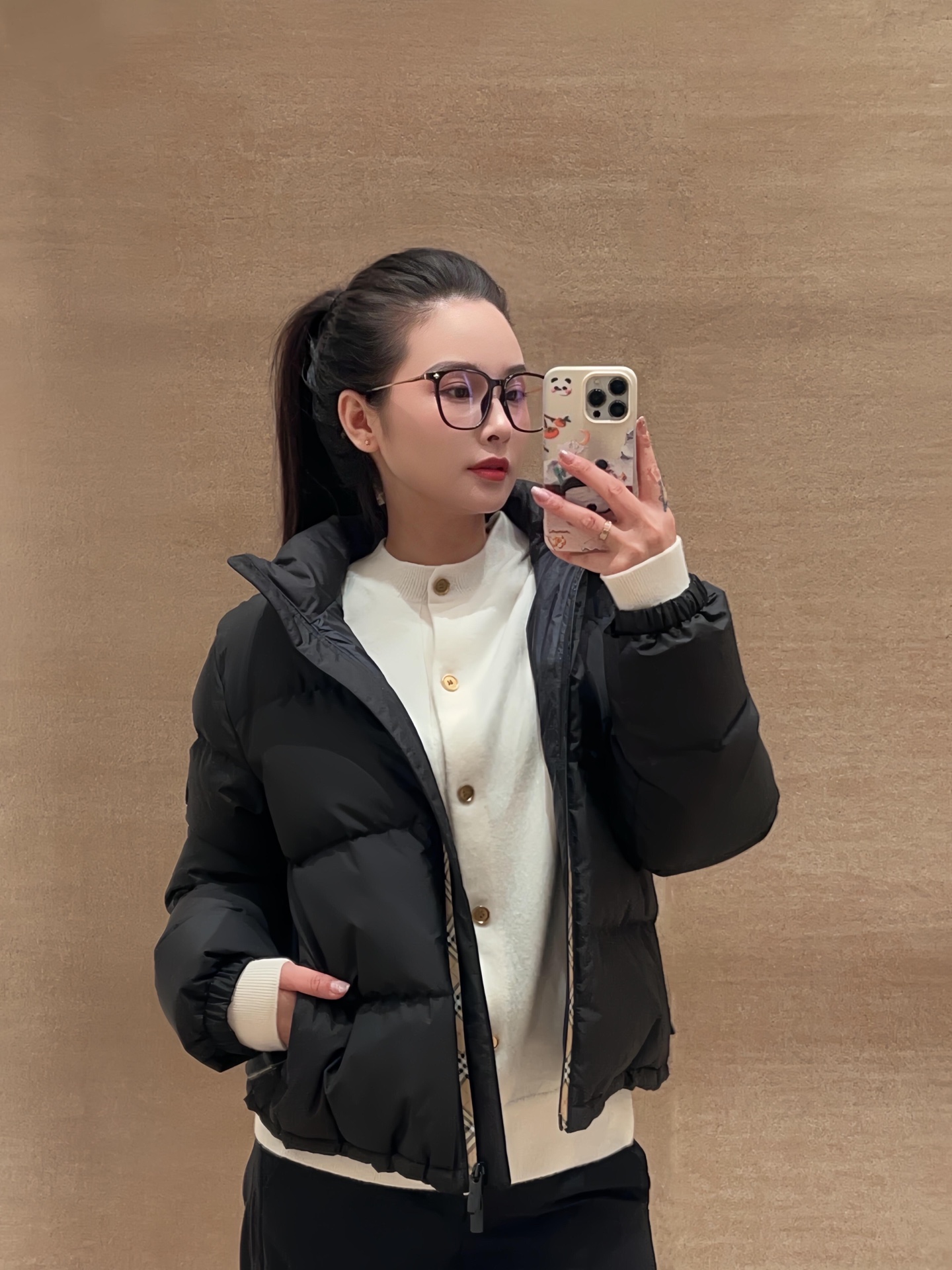 NO:561670,Burb*rry 25Fw new autumn and winter zipper stand collar short down jacket丨exclusively developed by yb!  High quality production!  It adopts a short silhouette, which is friendly to all body shapes. It can be matched with high-waisted trousers to show the proportion advantage. It is filled with high-quality down, which is fluffy and full but not bloated. It can provide warmth in winter while still being light and agile. The stand-up collar design is neat and stylish.  The shape can not only resist the cold wind, but also inject a sophisticated aura into the outfit; three colors are available - cherry blossom pink is sweet and gentle, classic black is cool and versatile, the plaid style is retro and eye-catching, ready for sale S/M/L, burberry, jackets  & coats,down jacket,alexander wang19860909Burb*rry 25Fw秋冬新款 拉链立领短款羽绒服外套丨独家yb开发！高版出品！采用短款廓形,对各种身形友好,搭配高腰裤装更显比例优势.精选高品质羽绒填充,蓬松饱满却不臃肿,冬日保暖性拉满的同时,依旧能穿出轻盈灵动感.立领设计利落有型,既能抵御寒风,又为穿搭注入干练气场；三色可选——樱花粉清甜温柔,经典黑酷飒百搭,格纹款复古吸睛,现货发售S/M/L,,burberry,jackets & coats,down jacket,alexander wang,Women's clothing