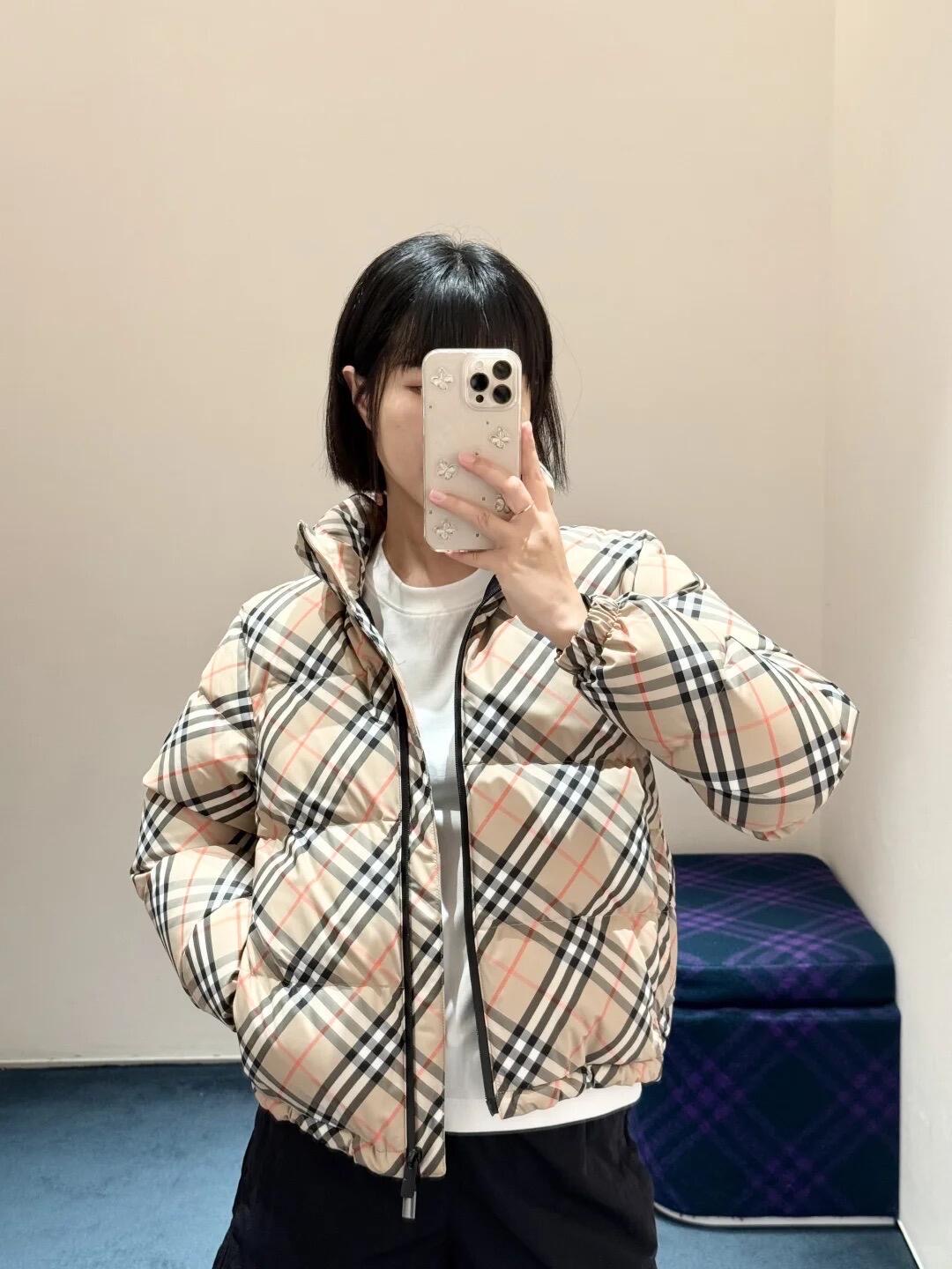 NO:561679,Burb*rry 25Fw new autumn and winter zipper stand collar short down jacket丨exclusively developed by yb!  High quality production!  It adopts a short silhouette, which is friendly to all body shapes. It can be matched with high-waisted trousers to show the proportion advantage. It is filled with high-quality down, which is fluffy and full but not bloated. It can provide warmth in winter while still being light and agile. The stand-up collar design is neat and stylish.  The shape can not only resist the cold wind, but also inject a sophisticated aura into the outfit; three colors are available - cherry blossom pink is sweet and gentle, classic black is cool and versatile, the plaid style is retro and eye-catching, ready for sale S/M/L, burberry, jackets  & coats,down jacket,alexander wang19860909Burb*rry 25Fw秋冬新款 拉链立领短款羽绒服外套丨独家yb开发！高版出品！采用短款廓形,对各种身形友好,搭配高腰裤装更显比例优势.精选高品质羽绒填充,蓬松饱满却不臃肿,冬日保暖性拉满的同时,依旧能穿出轻盈灵动感.立领设计利落有型,既能抵御寒风,又为穿搭注入干练气场；三色可选——樱花粉清甜温柔,经典黑酷飒百搭,格纹款复古吸睛,现货发售S/M/L,,burberry,jackets & coats,down jacket,alexander wang,Women's clothing