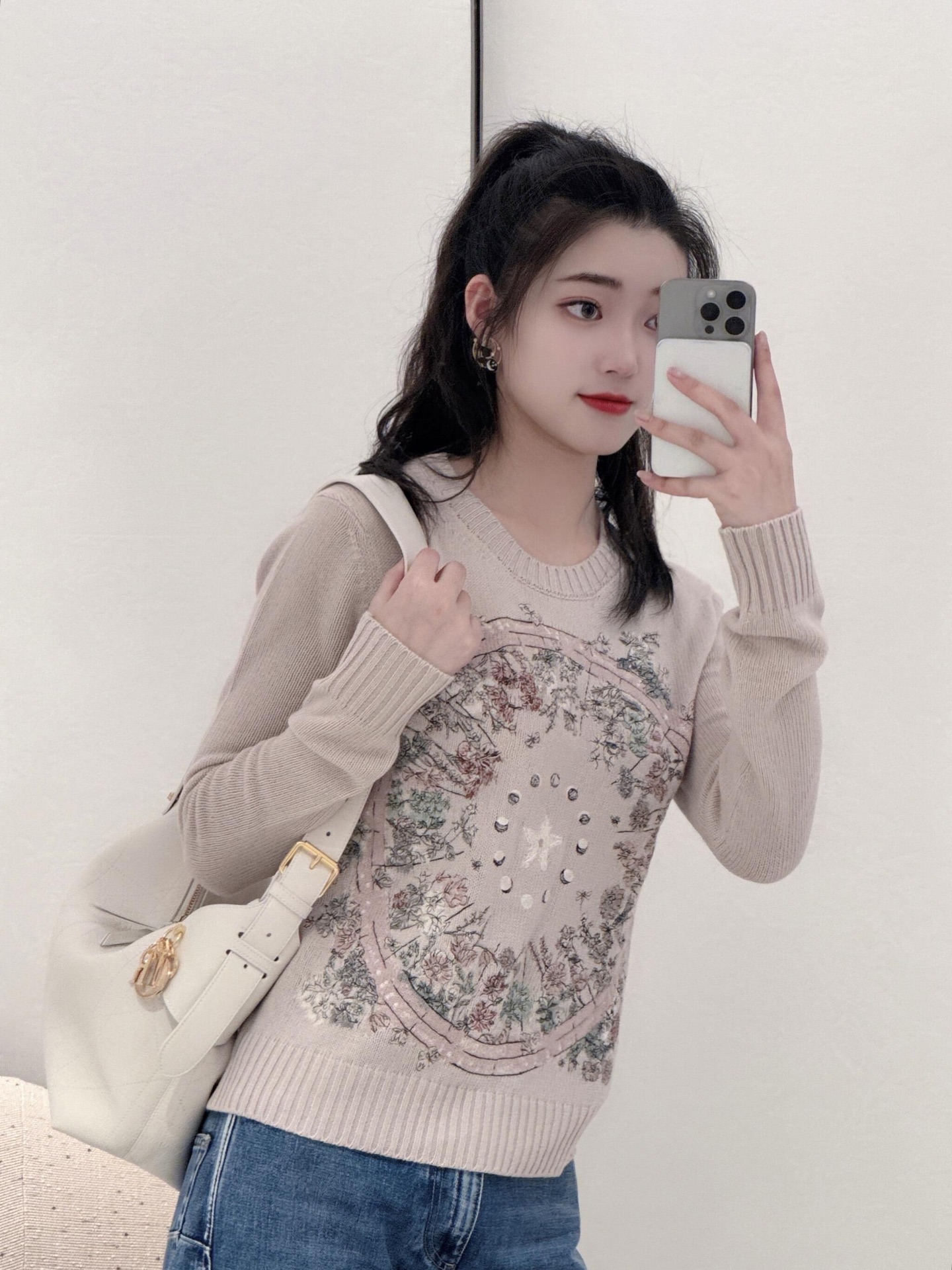 NO:561699,Dio* 25FW new autumn and winter constellation embroidered cashmere knitted pullover | Exclusively developed by yb!  High quality production!  The constellation embroidery pattern in the center of the body materializes the mystery and romance of the starry sky. Each stitch of embroidery thread is delicate and flexible, as if the brilliance of the universe is worn on the body; the top-grade cashmere fabric is selected, soft and waxy like clouds, skin-friendly and warm, and also gives the outfit a high-end texture. The round-neck version is simple and elegant, and it is a versatile item that can cross the style boundary. Ready for sale S/M/L, dior, alexander wang19860909Dio* 25FW秋冬新款 星座刺绣羊绒针织套头衫丨独家yb开发！高版出品！衣身中央的星座刺绣图案,将星空的神秘与浪漫具象化,每一针绣线都细腻灵动,仿佛把宇宙的璀璨穿在了身上；精选顶级山羊绒面料,触感软糯如云朵,亲肤保暖的同时,更赋予穿搭高级质感.圆领版型简约大气,是能跨越风格边界的百搭单品.现货发售S/M/L,,dior,alexander wang,Women's clothing